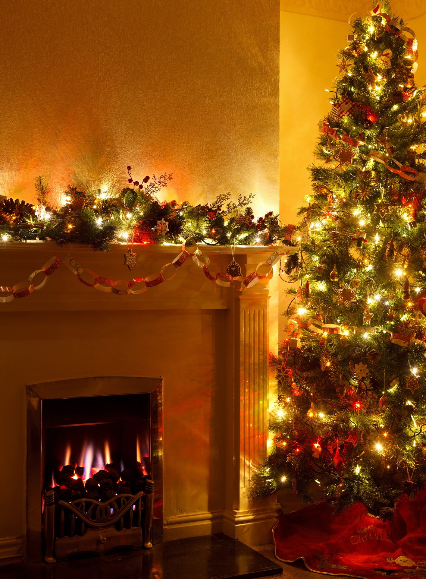 green, room, no people, warm, glow, christmas Tree, winter, mantelpiece, fire, burning, festive, celebration, flame, home, christmas, lit, holiday, celebration event, Phone HD Wallpaper