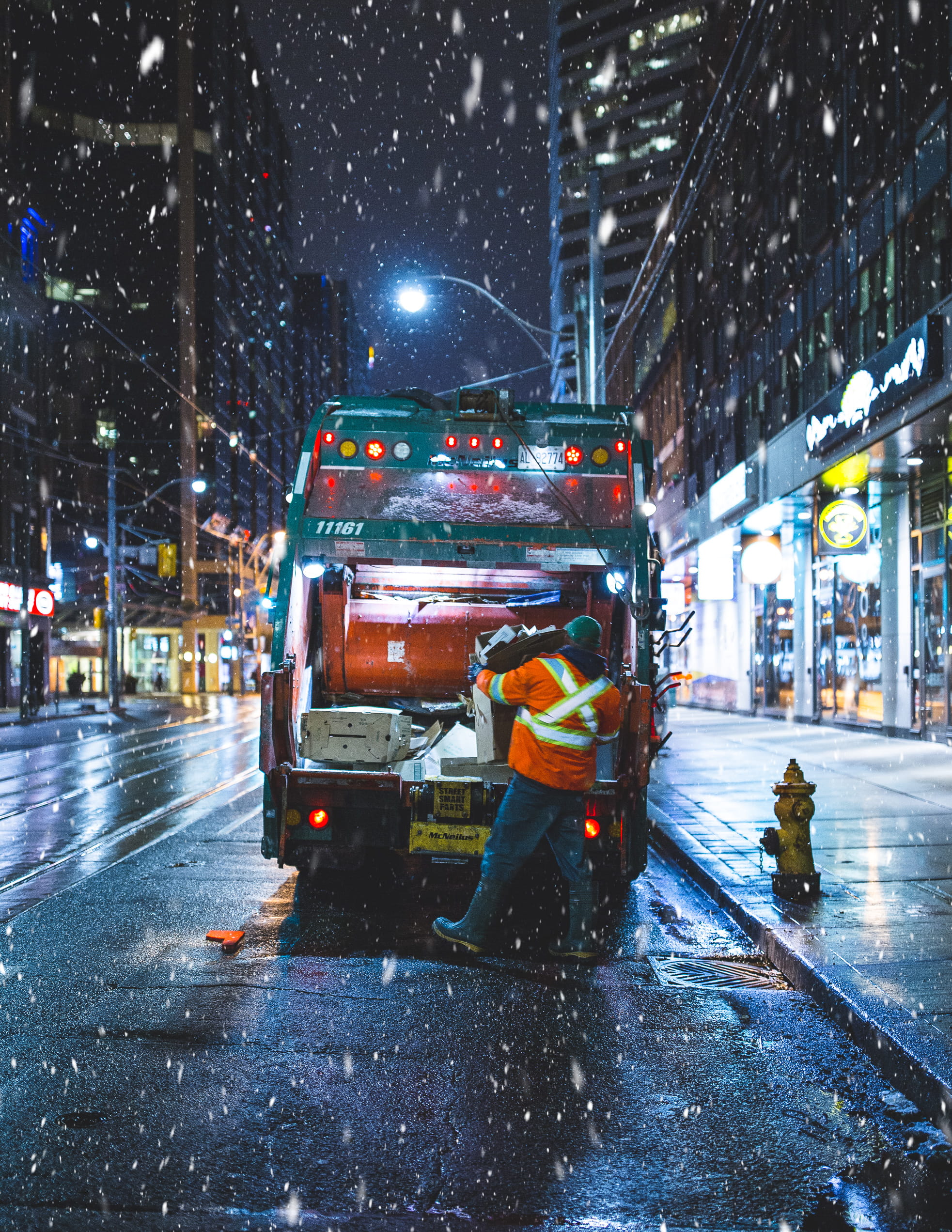 canada, rainy season, shiftwork, toronto, cleaning, building exterior, night, wastedisposal, street, cold temperature, cold, 1080P, cf toronto eaton centre, Phone HD Wallpaper