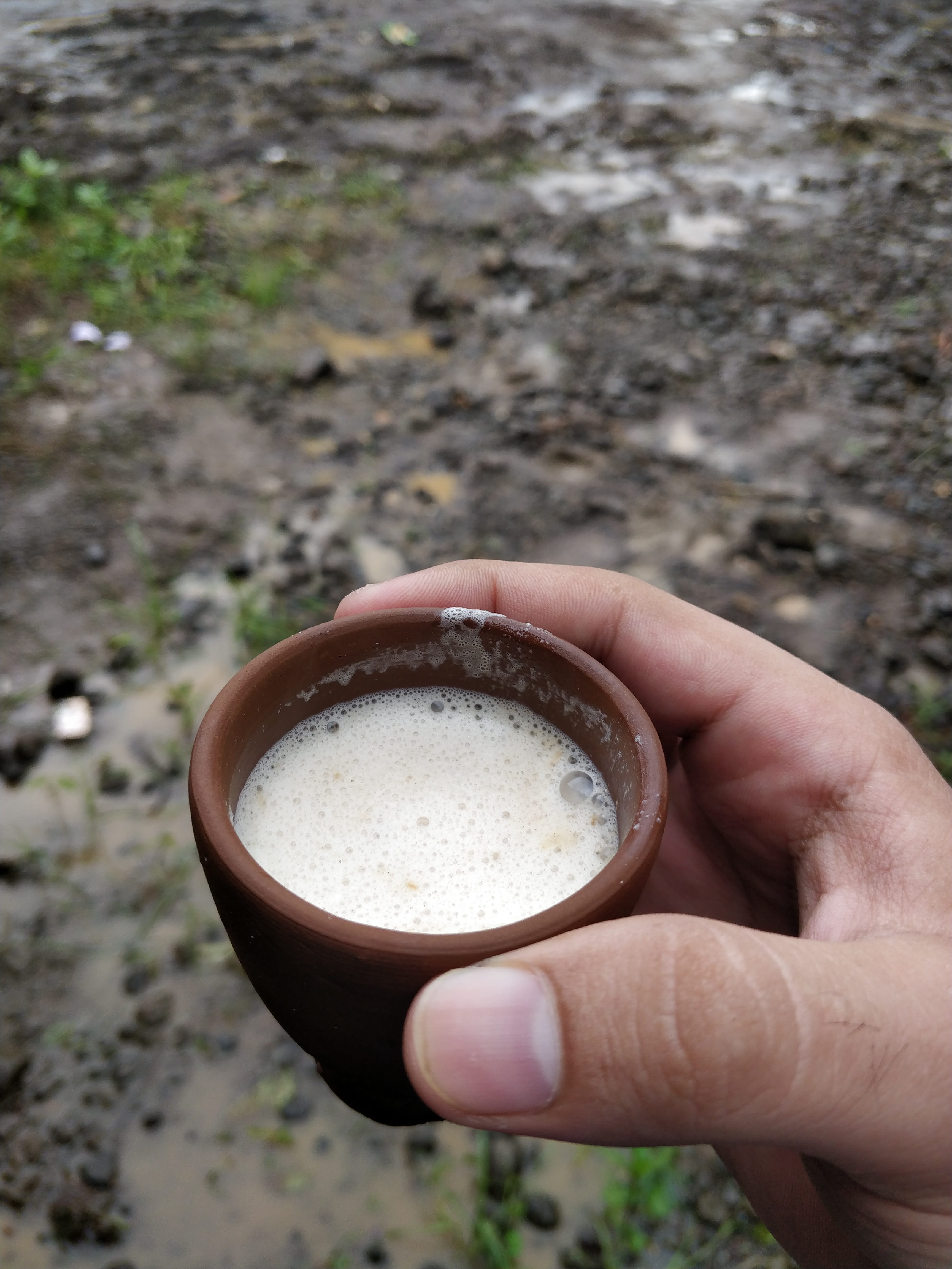 hand, 4K, forest, bokeh, focus on foreground, tea cup, body part, cup, mobile photography, one person, tea, coffee - drink, human hand, coffee, cliff, Phone HD Wallpaper