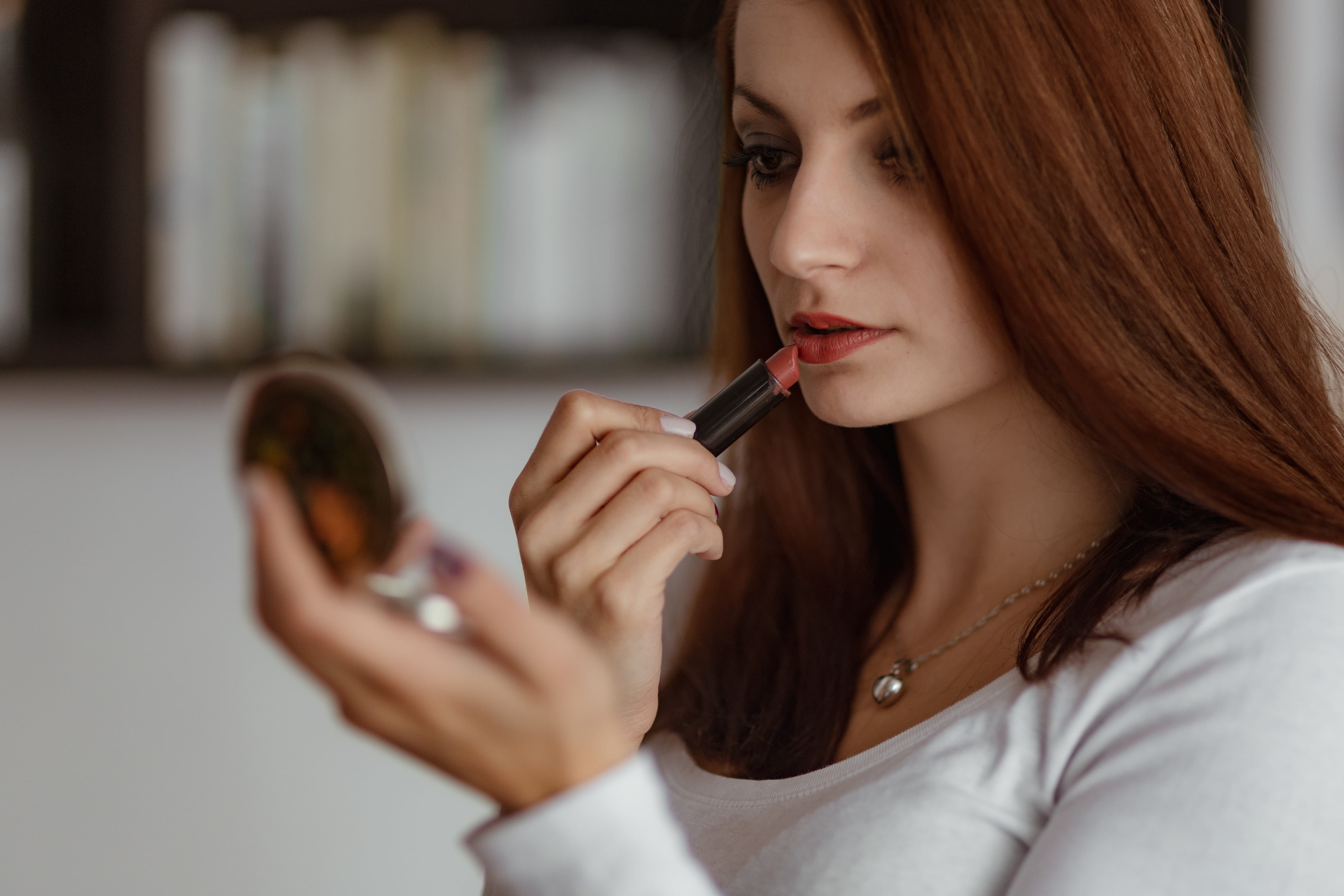 preparation, young, beautiful people, beautiful woman, 4K, woman, make-up brush, hair, young women, morning routine, beautiful, beauty product, fashion, HD Wallpaper
