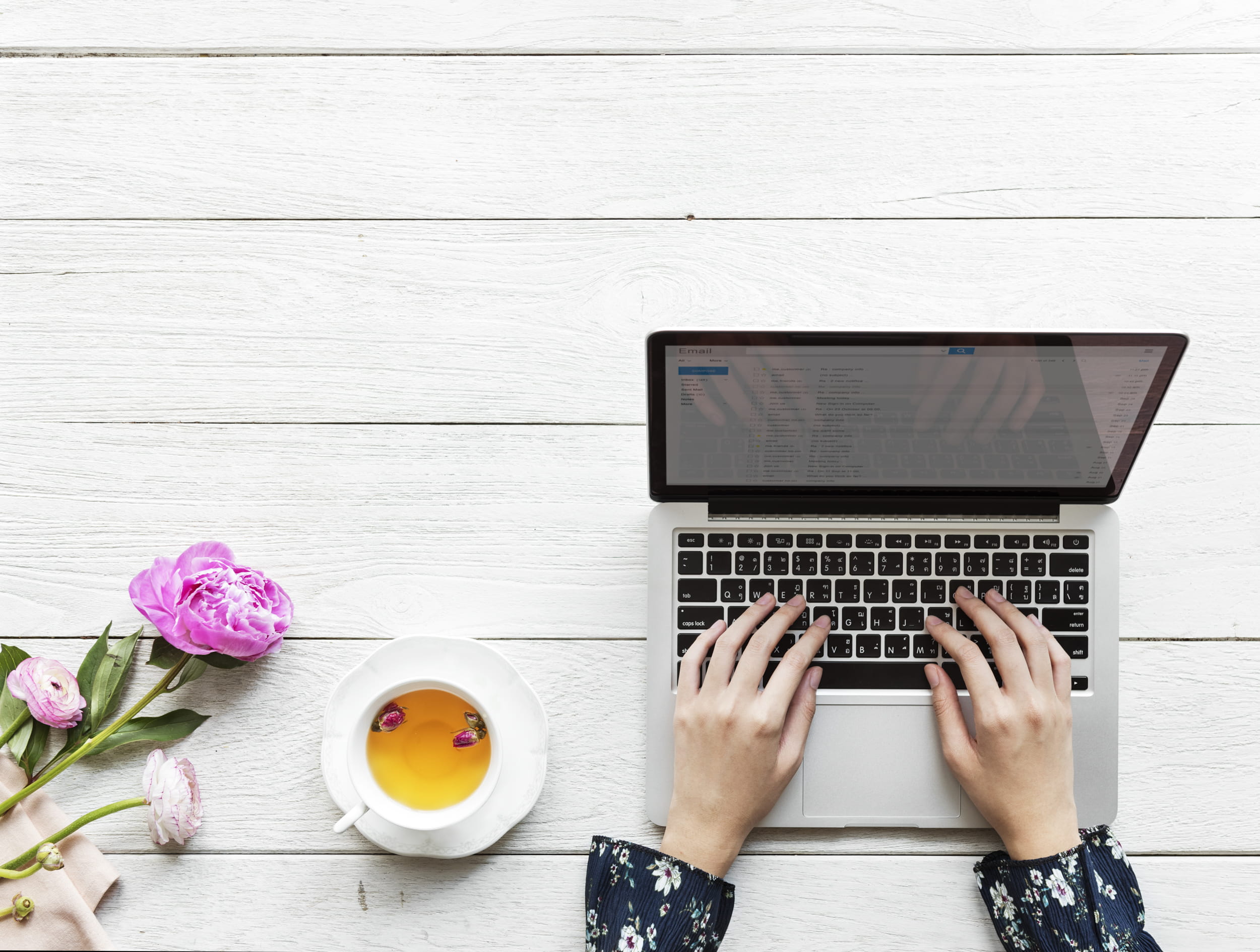 finger, hand, drink, beverage, pro, laptop, cup, computer, mug, hands, flower, directly above, saucer, screen, wireless technology, table, tea, human body part, HD Wallpaper