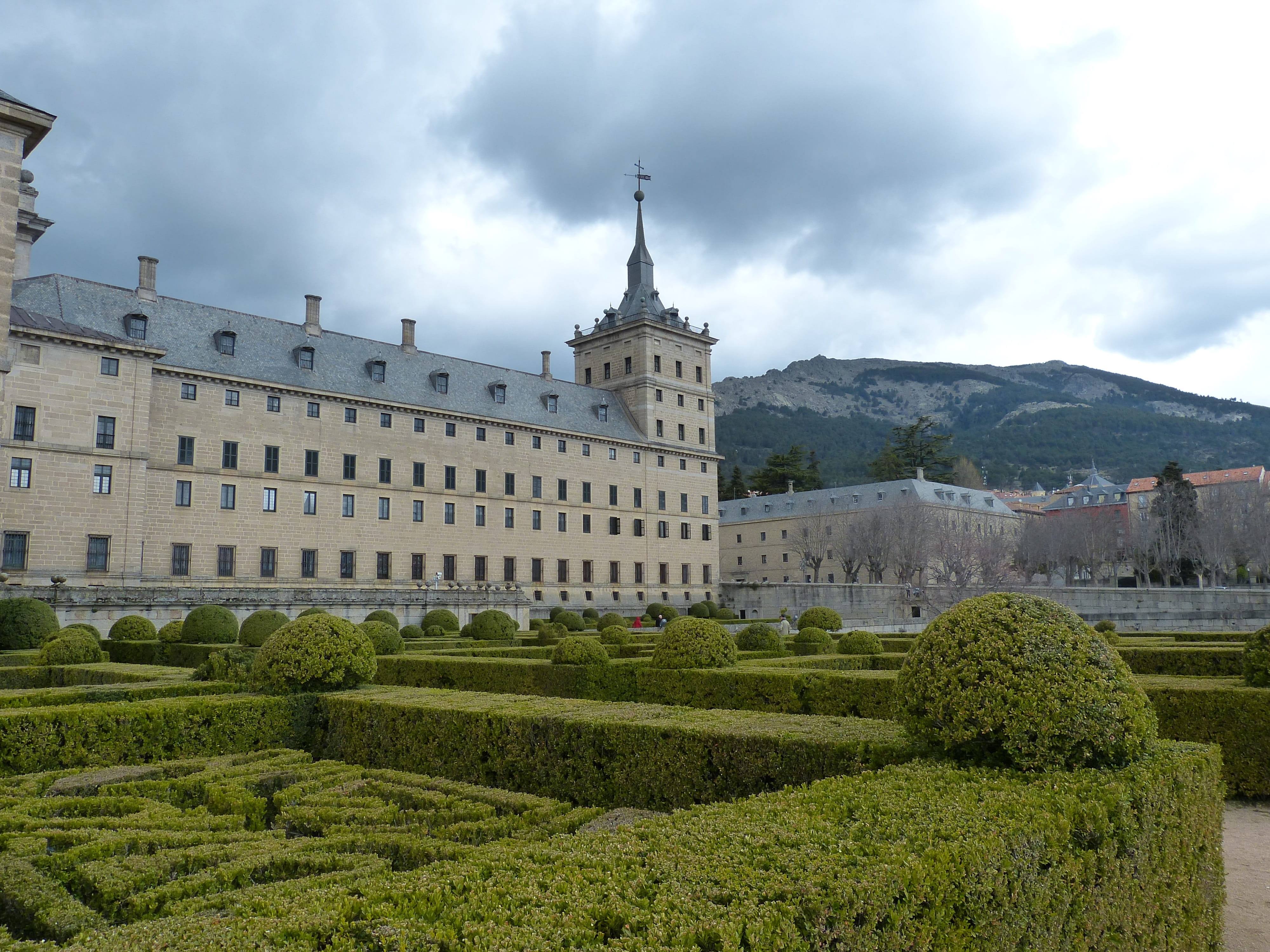 near, growth, nature, castile, boxwood, plant, garden, historically, cloud - sky, hedge, built structure, history, travel, day, spain, concrete, Spain, HD Wallpaper