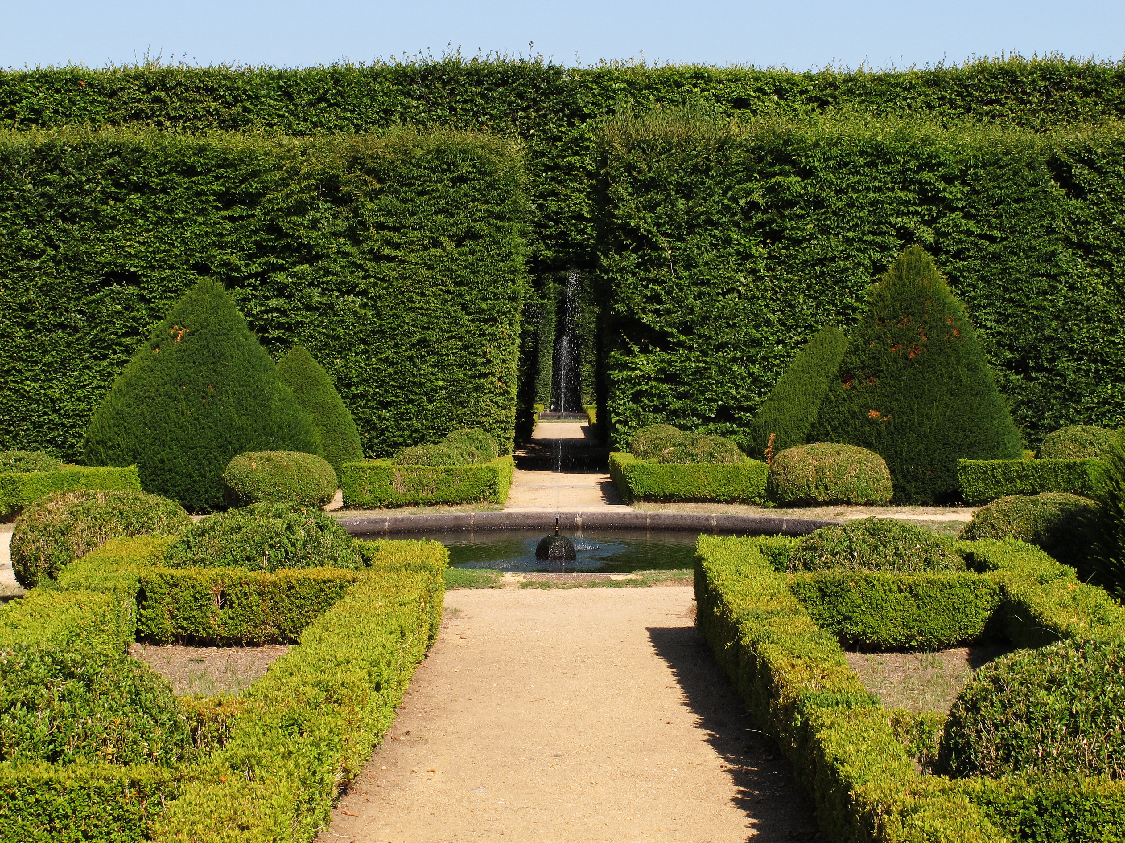 formal garden, 2K, france, architecture, cordès, day, orcival, outdoors, footpath, tranquil scene, plant, sky, ornamental garden, hedge, french, plants, HD Wallpaper