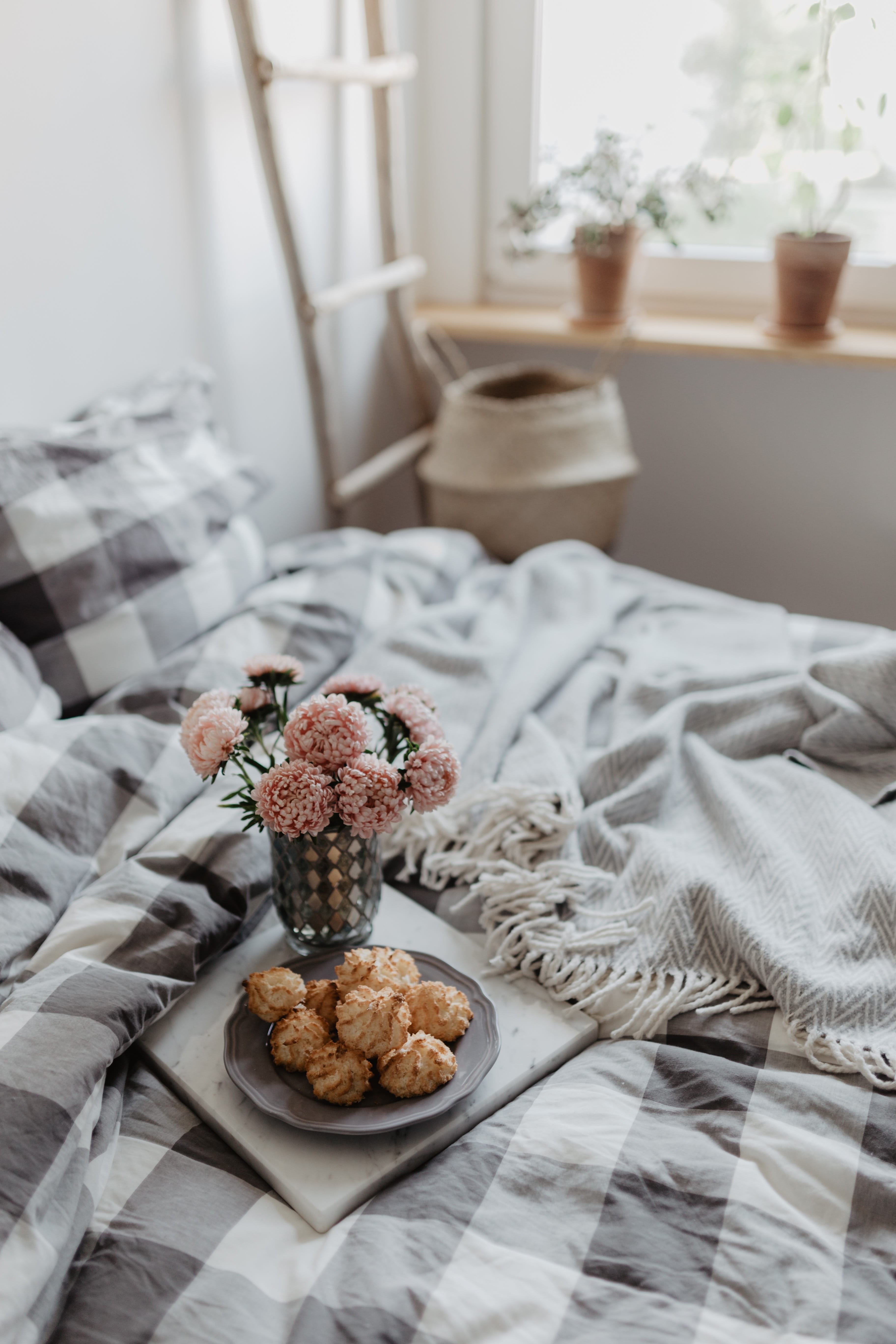 coffee, day, domestic room, break, indoors, scandi, morning, sweet food, food, blue, no people, table, pillows, textile, breakfast, focus on foreground, Phone HD Wallpaper