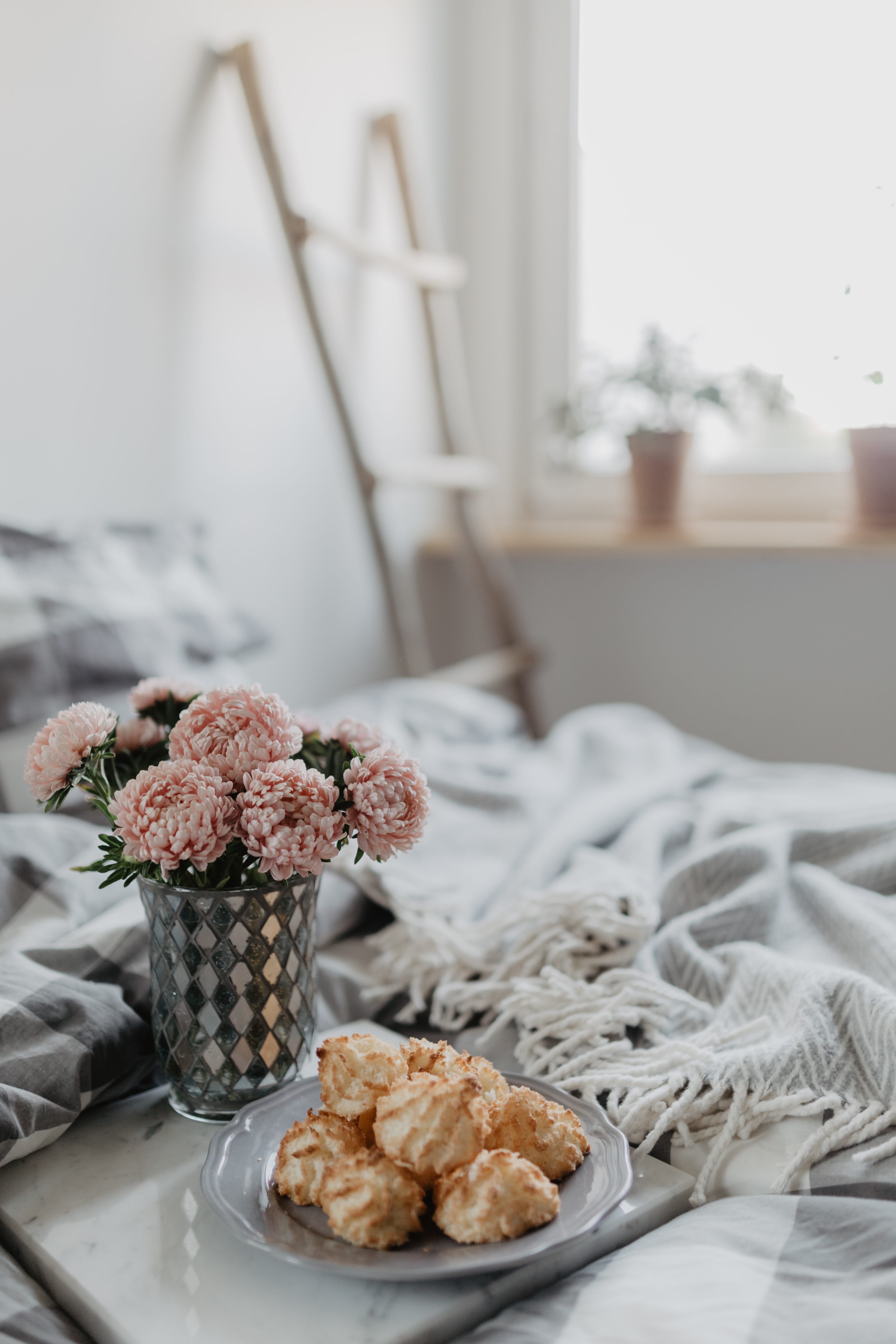 breakfast, temptation, home interior, tray, domestic room, food and drink, focus on foreground, freshness, close-up, break, food, sweet food, cookies, furniture, Phone HD Wallpaper