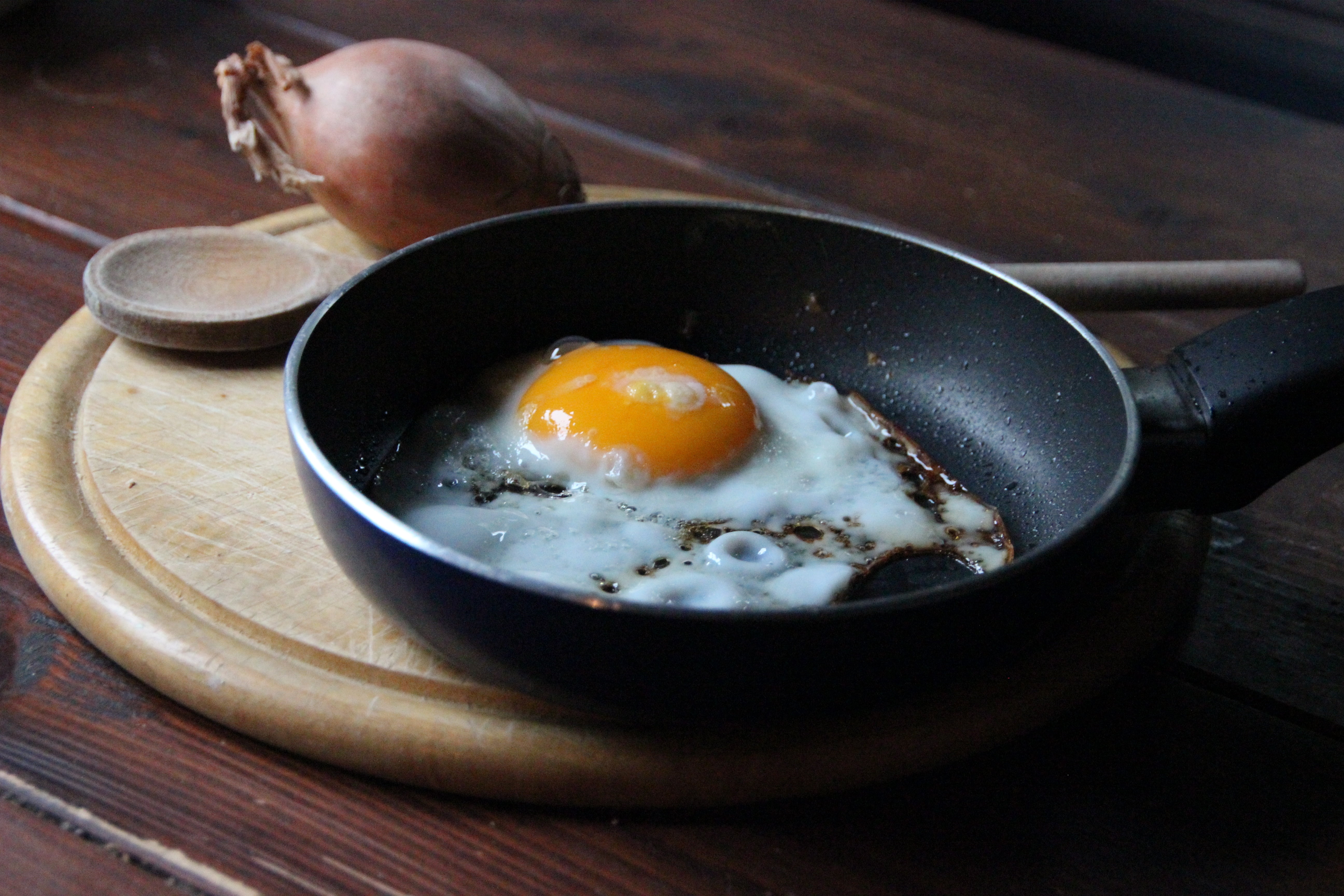 frying Pan, cooking Pan, meat, black, freshness, skillet- cooking pan, egg, cutting board, gourmet, pan, onion, frying, egg Yolk, homemade, close-up, sunny side up, HD Wallpaper
