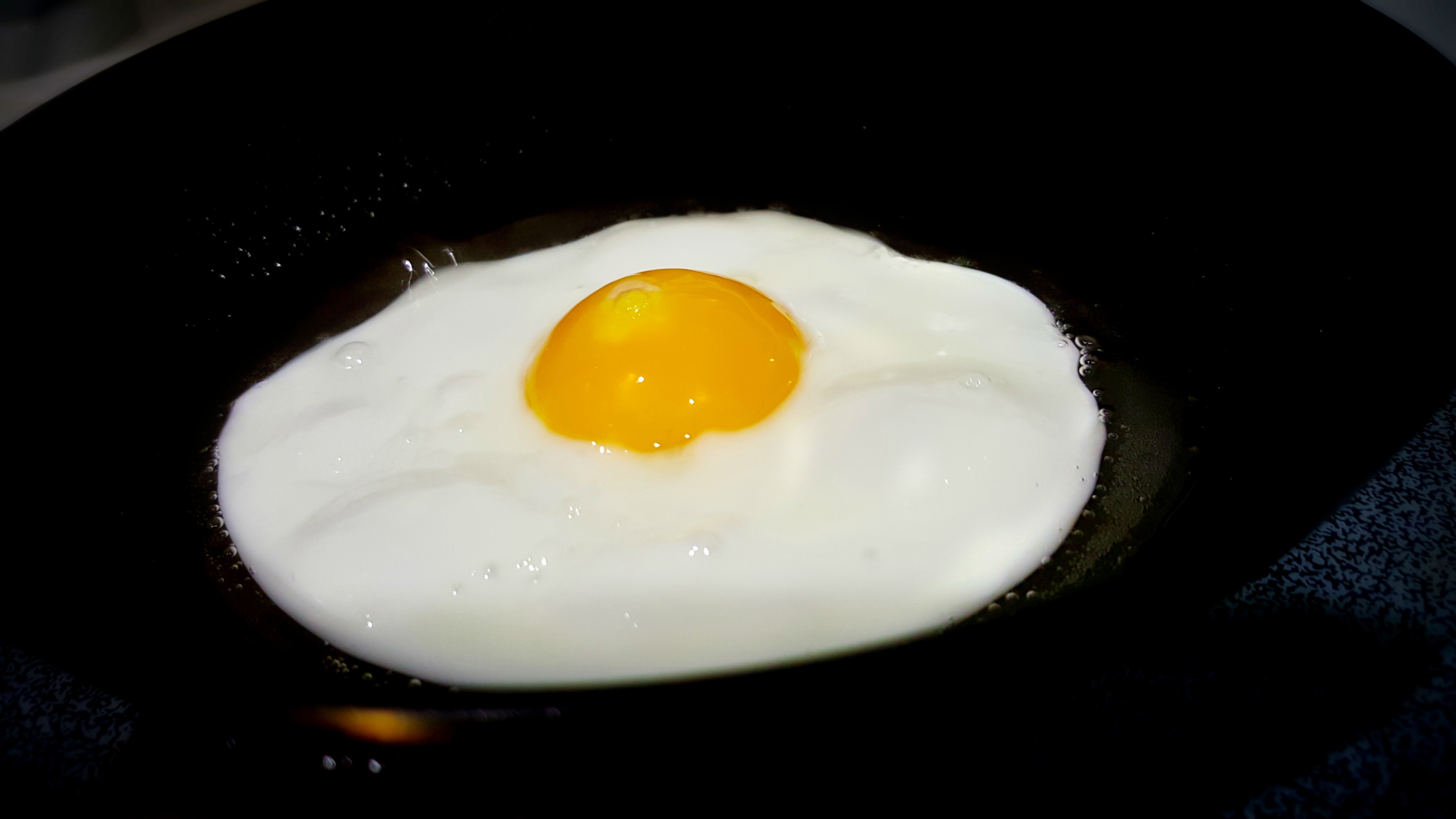 frying, wellbeing, black background, healthy eating, white, close-up, fried, white color, egg, pan, frying pan, yolk, no people, meal, sunny, yellow, side, HD Wallpaper