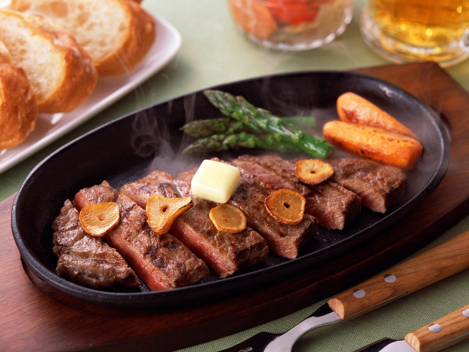 heat - Temperature, ready-to-eat, skillet- cooking pan, cooking, fillet, food, meat, tomato, table, wood - Material, household equipment, vegetable, plate, HD Wallpaper