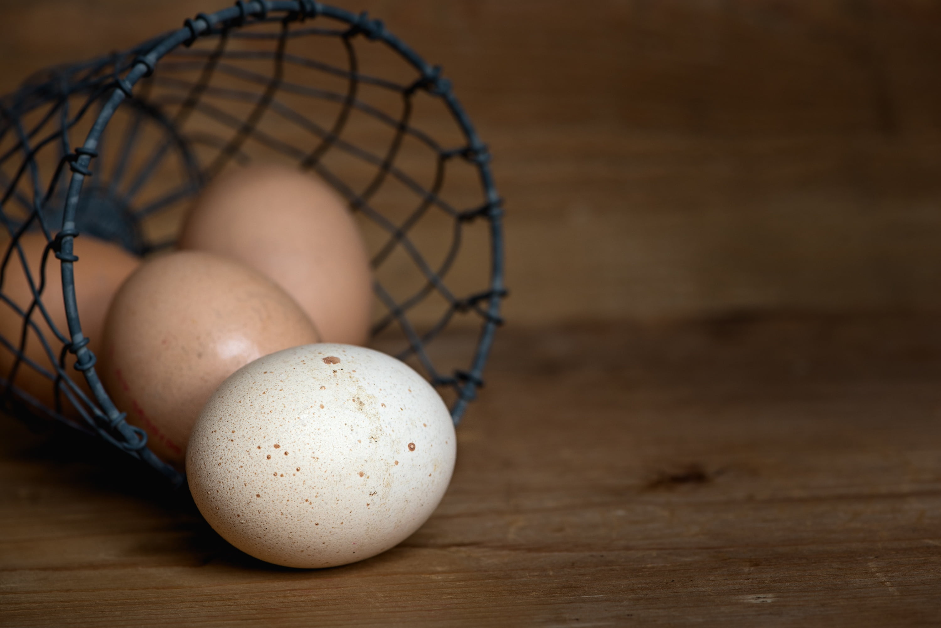 chicken product, freshness, brown, text dom, medium group of objects, basket, nutrition, wire, food and drink, no people, copy space, indoors, animal egg, HD Wallpaper