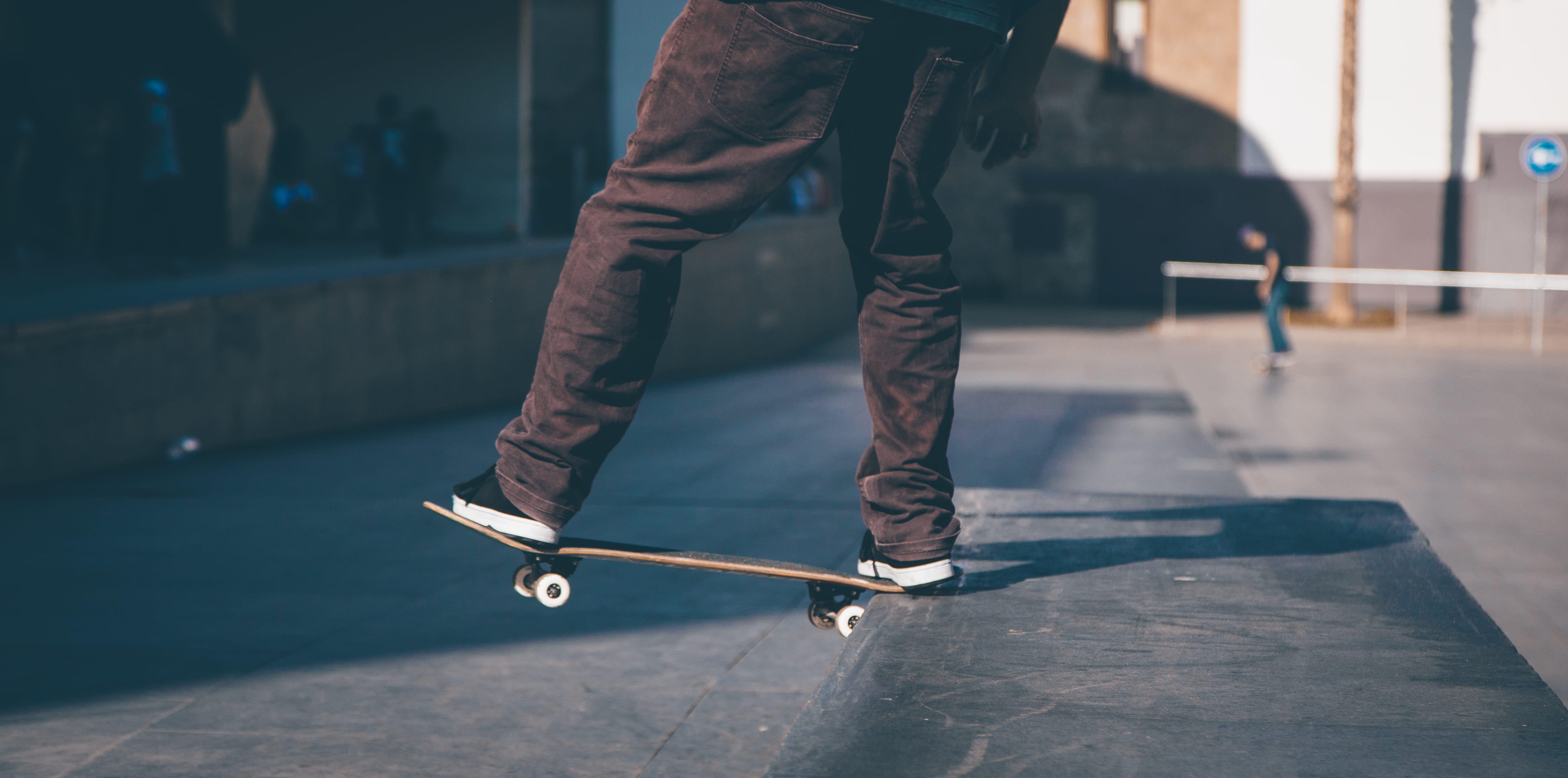 lifestyles, skating, sports equipment, skill, body part, 5K, macba, urban, skateboard, stunt, motion, balance, casual clothing, men, one person, summer, HD Wallpaper