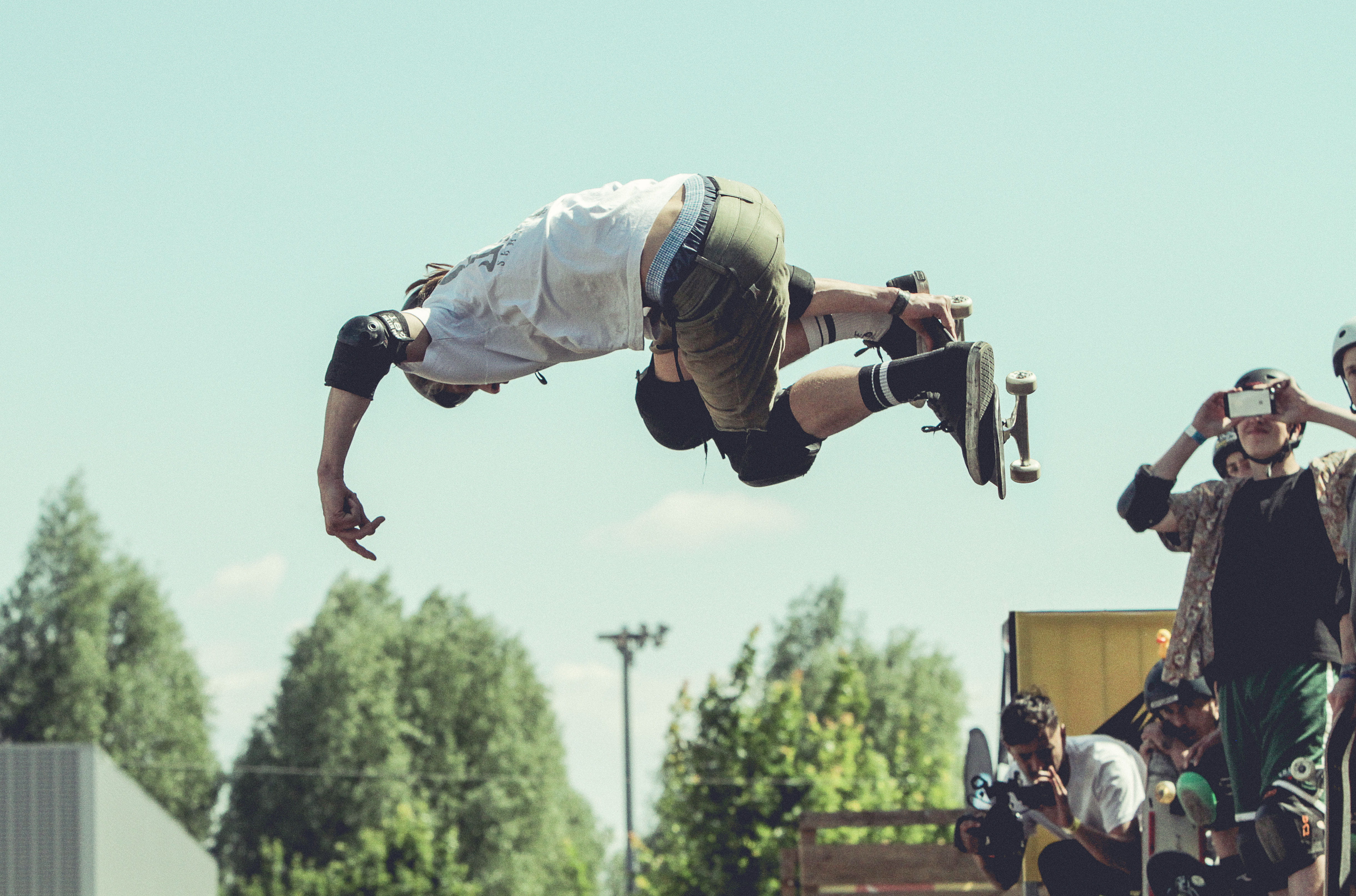 skateboard, contest, group of people, men, casual clothing, person, body, skate, taking, mid-air, battle, photo, holding, real people, young adult, caucasian, HD Wallpaper