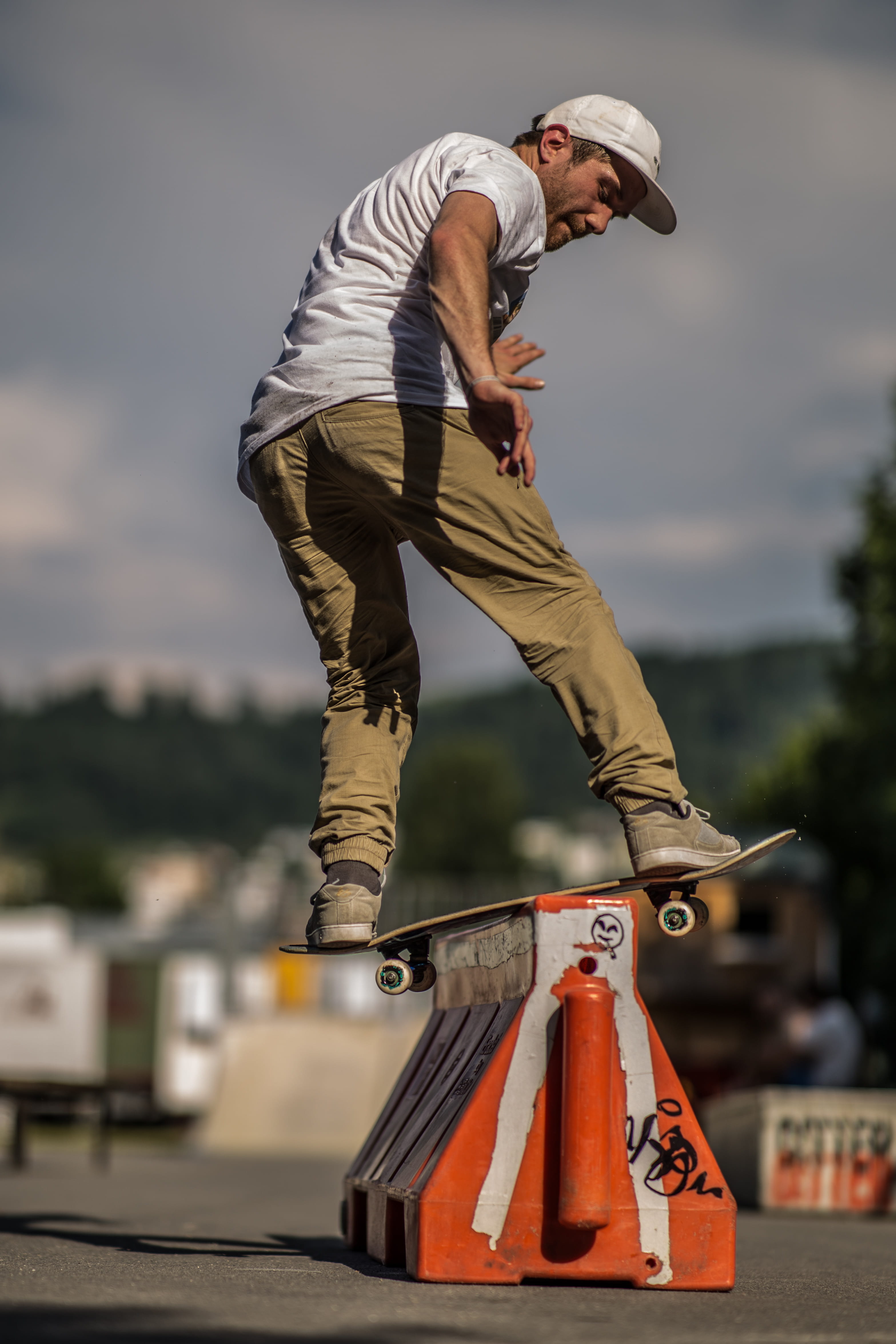 motion, casual clothing, balance, skill, skateboard, one person, man, nature, lifestyles, sports equipment, blurred background, full length, daylight, skateboarding, Phone HD Wallpaper