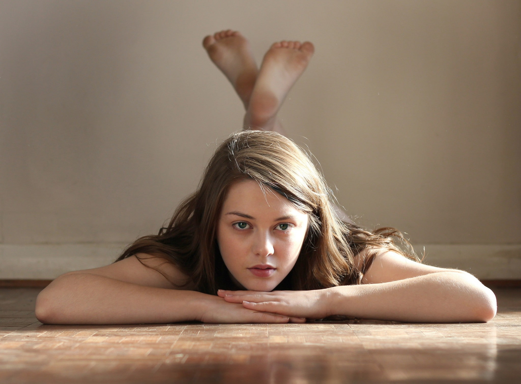 lying on front, women, brunette, 1080P, Imogen Dyer, feet, HD Wallpaper