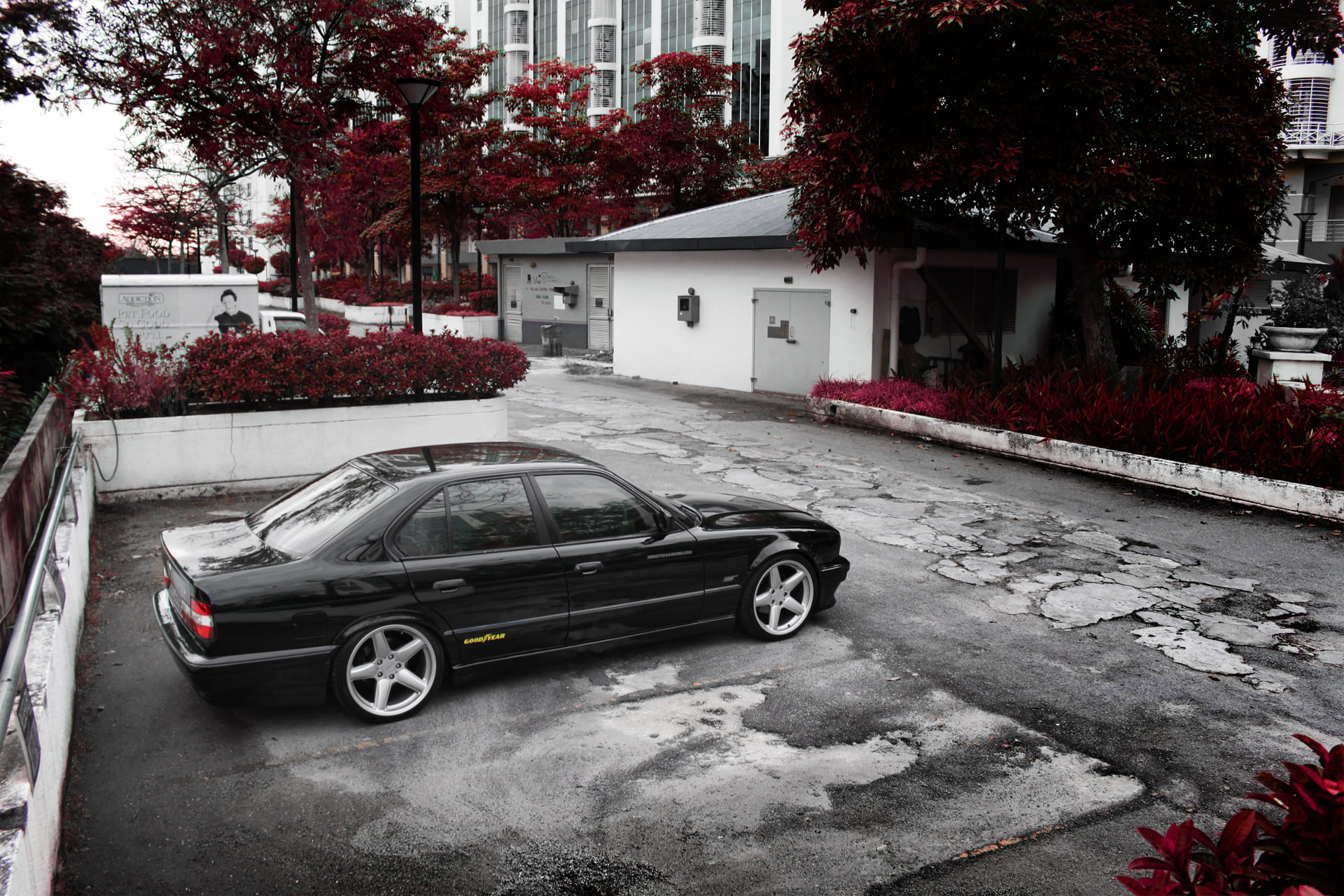 stationary, yard, urban Scene, residential district, house, architecture, no People, sedan, uSA, e34, land Vehicle, city, machine, editorial, new York City, HD Wallpaper