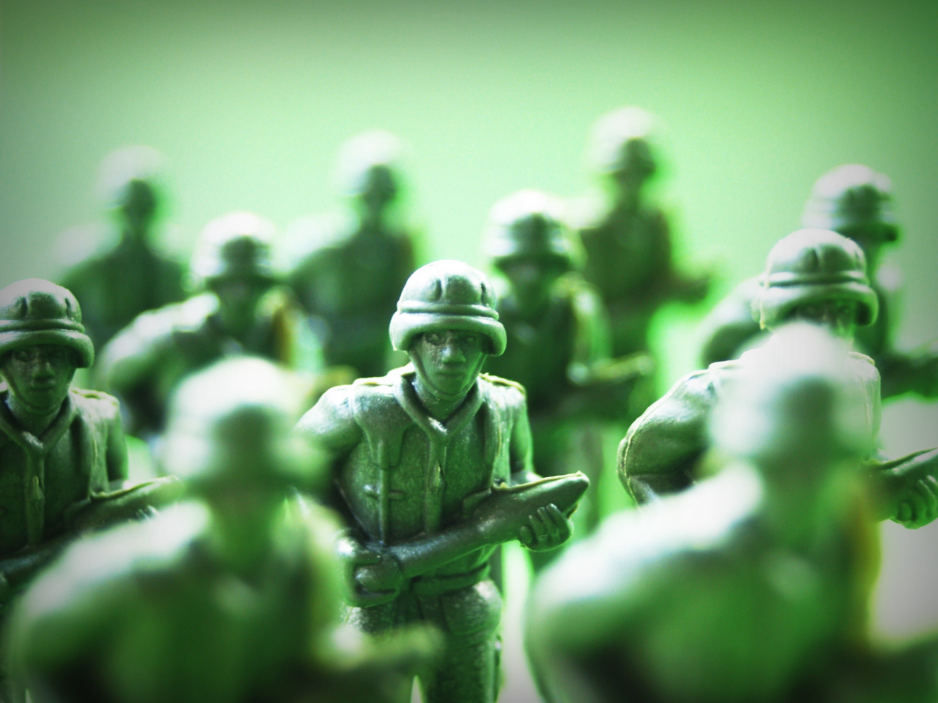 day, gunman, green, warriors, War, nature, hazardous, toy, government, figure, outdoors, display, sculpture, representation, man, troop, armed Forces, aim, HD Wallpaper