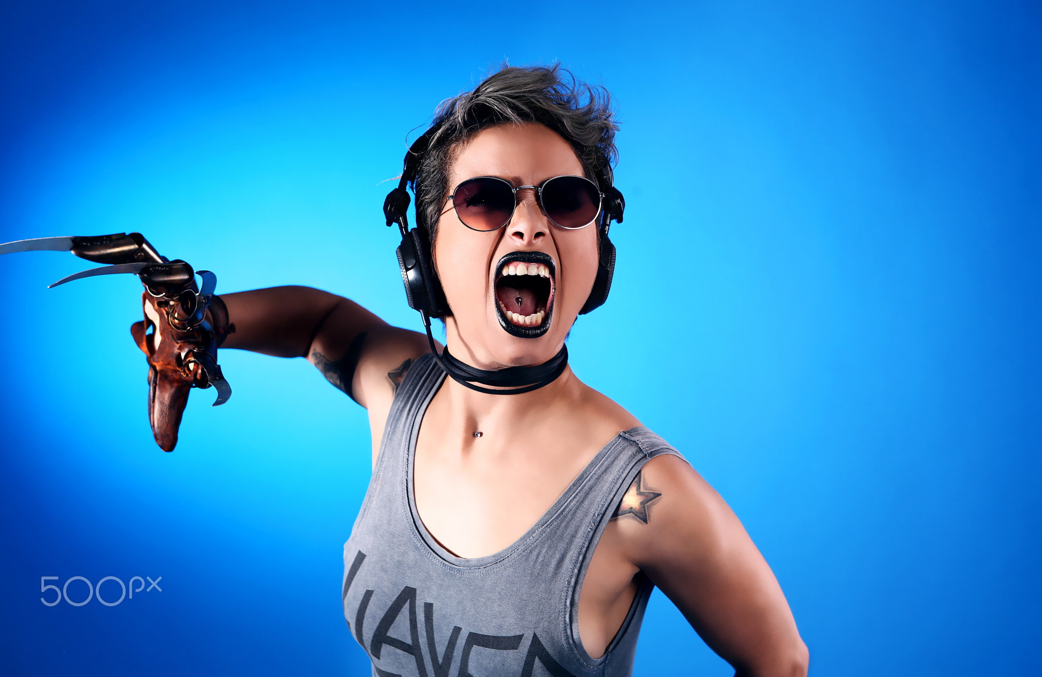 emotion, aggression, beautiful woman, blue, Ilker Ureten, mouth, women, blue background, young women, claws, 1080P, portrait, mouth open, hairstyle, leisure activity, HD Wallpaper