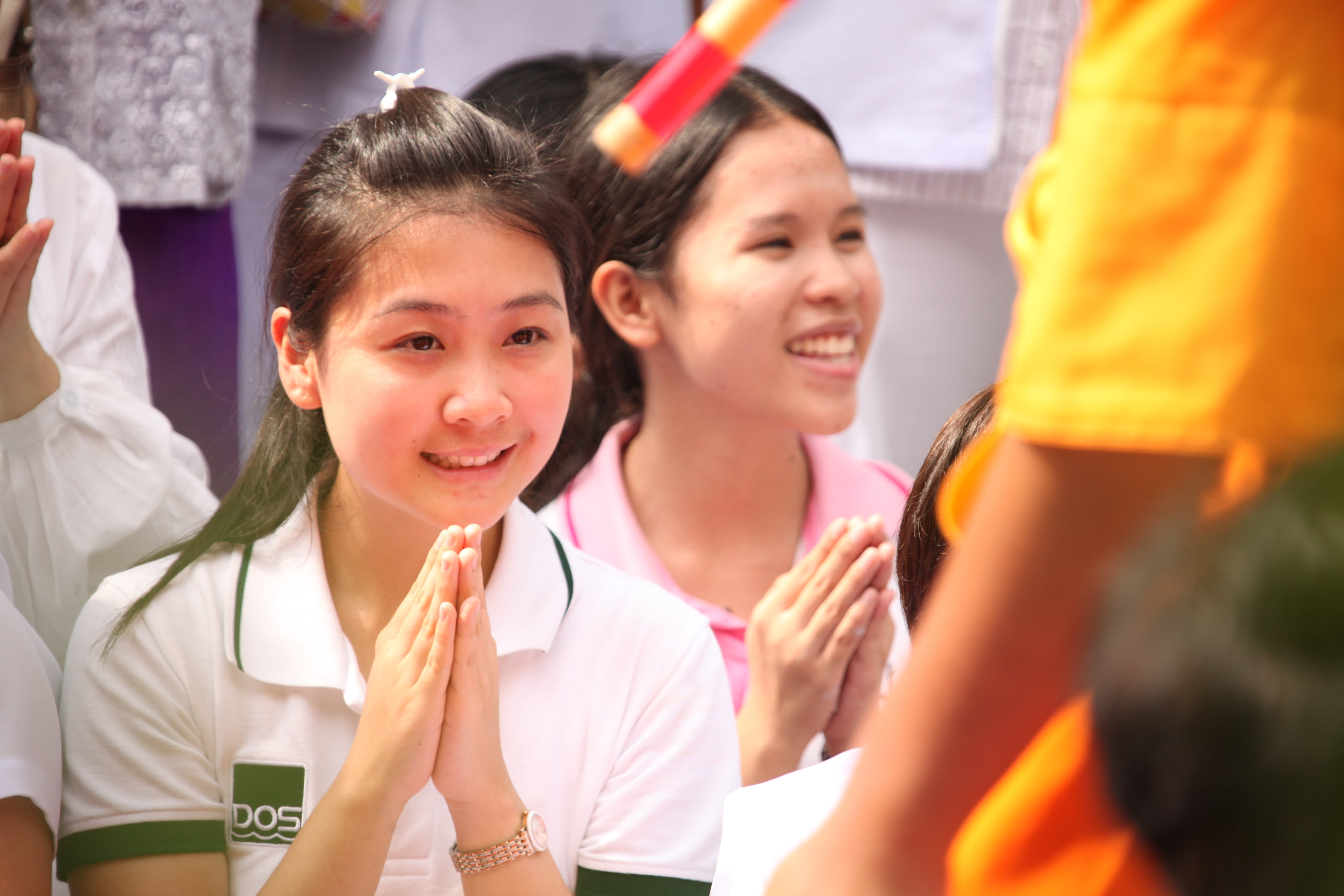 pre-adolescent child, wat, emotion, temple, asia, girls, women, Girl, males, bangkok, smiling, phra dhammakaya, tradition, 5K, childhood, outdoors, adult, HD Wallpaper