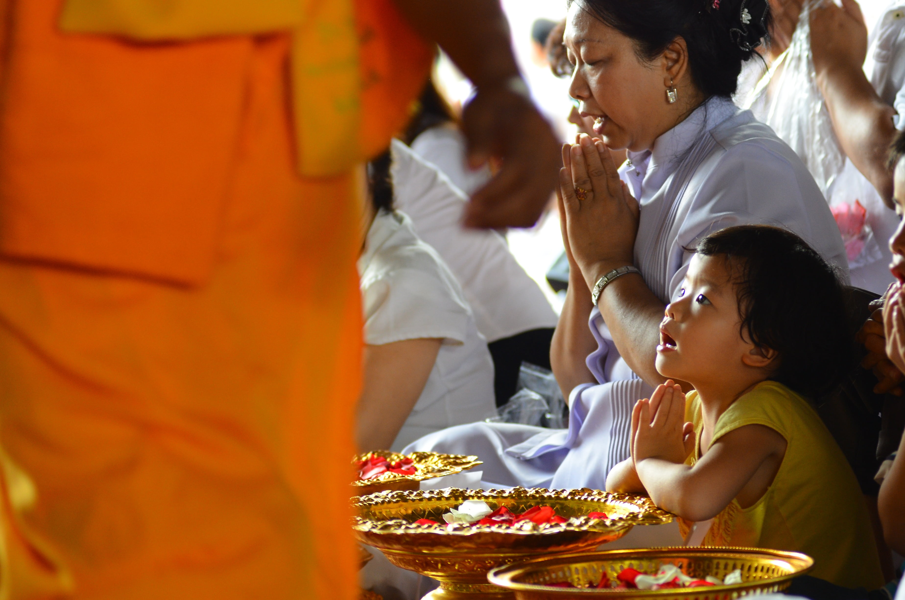 child, women, childhood, budhas, tradition, buddhists, innocence, real people, monk, pray, asia, bangkok, thailand, casual clothing, offspring, people, HD Wallpaper