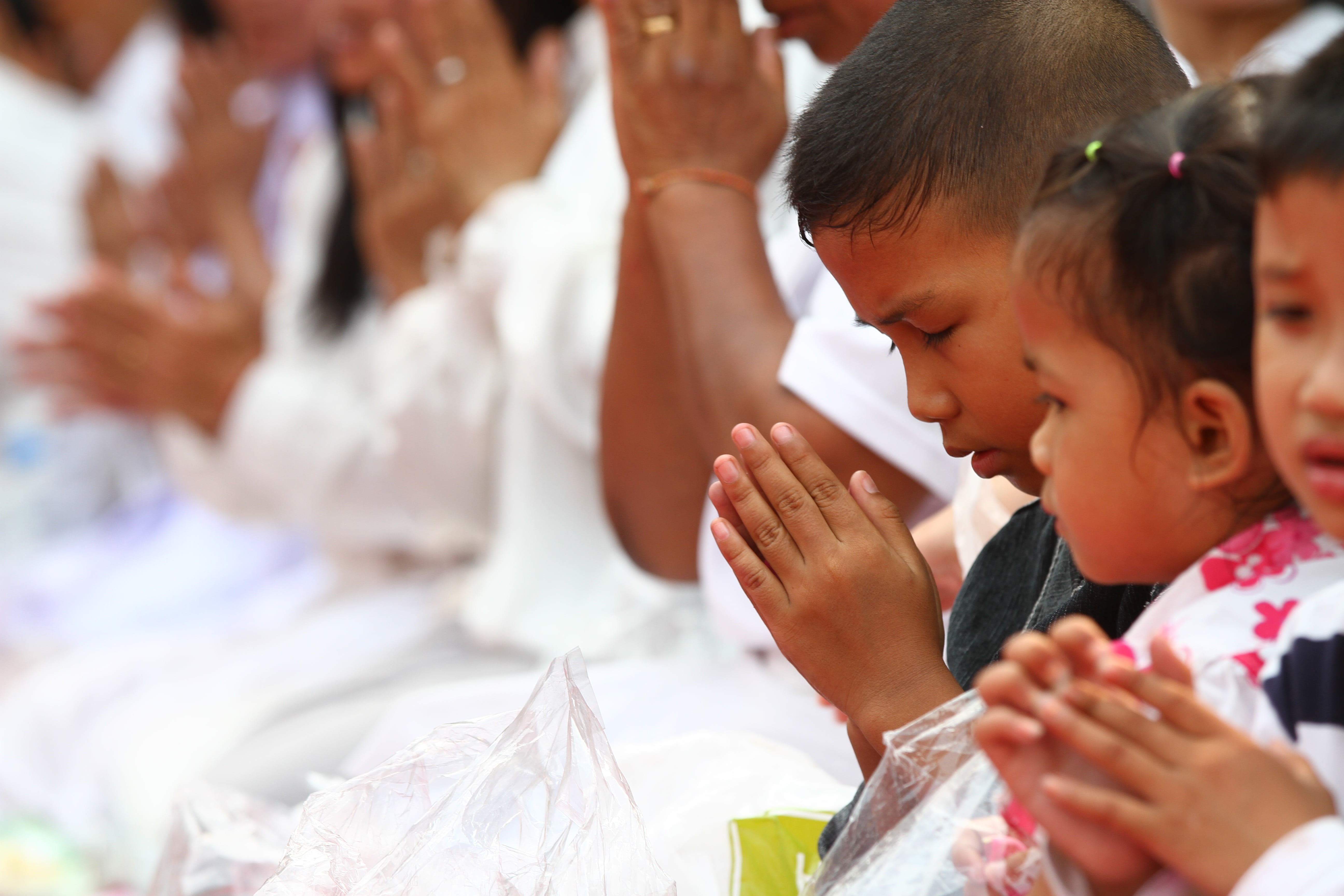 women, group of people, walk, wat, retail, offspring, praying, people, buddhism, looking, mother, temple, thai, orange, monks, males, phra dhammakaya, ceremony, HD Wallpaper