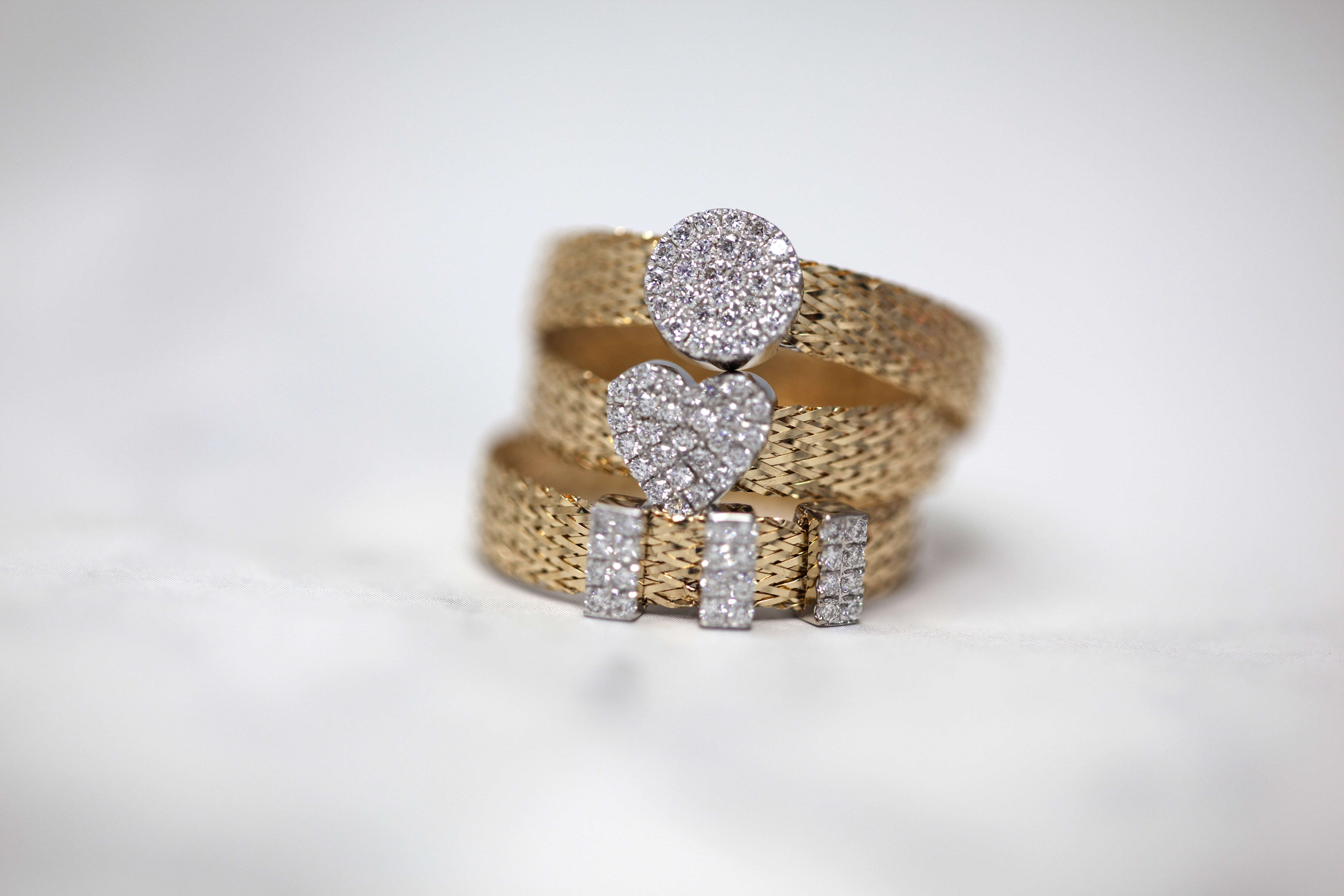silver colored, macro, platinum, wealth, copy space, brooch, ring, colored, studded, heart, engagement ring, selective focus, diamond - gemstone, rings, HD Wallpaper