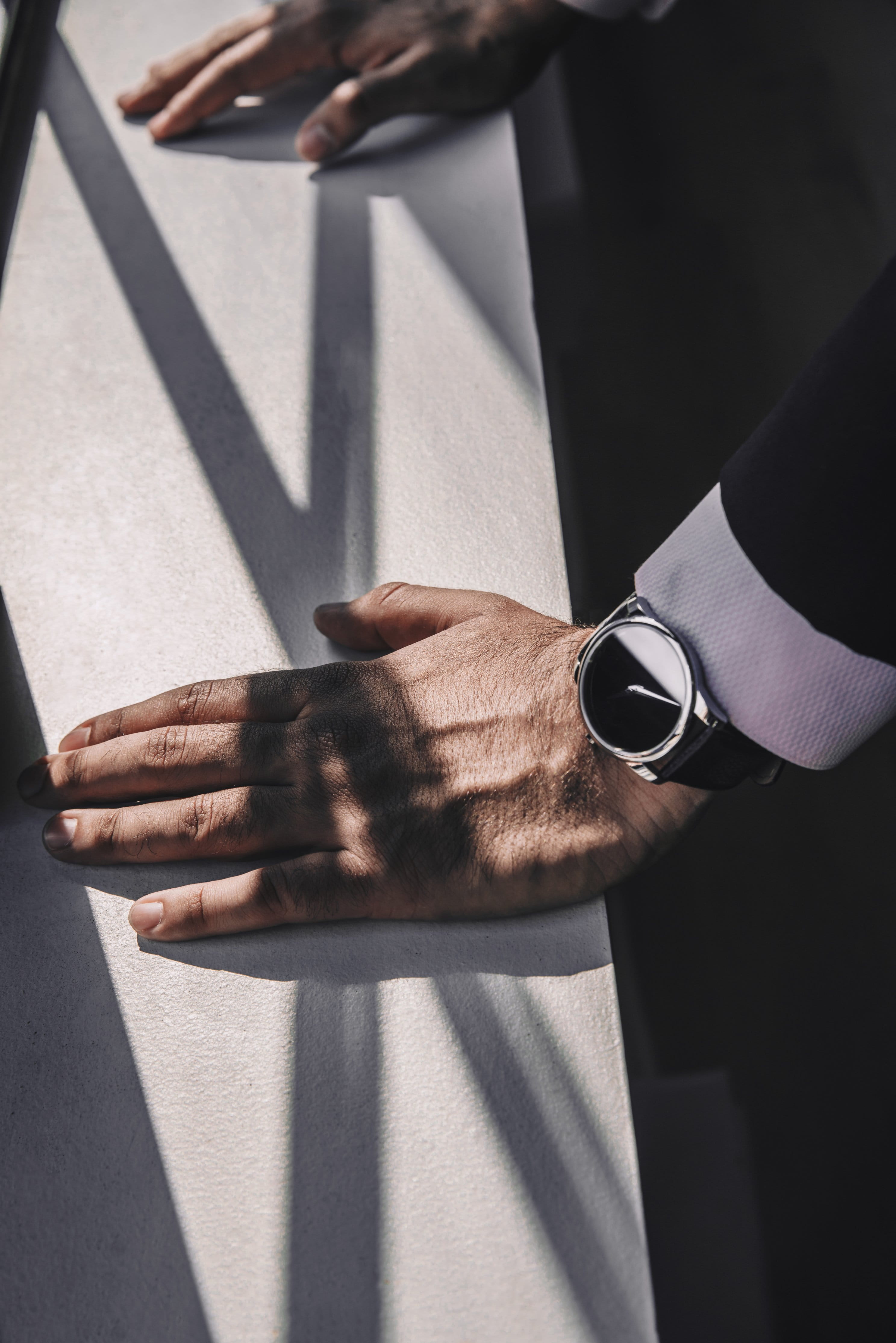 hands, ledge, midsection, Men, human hand, human body part, close-up, lean, focus on foreground, finger, real people, wireless technology, connection, sunlight, Phone HD Wallpaper