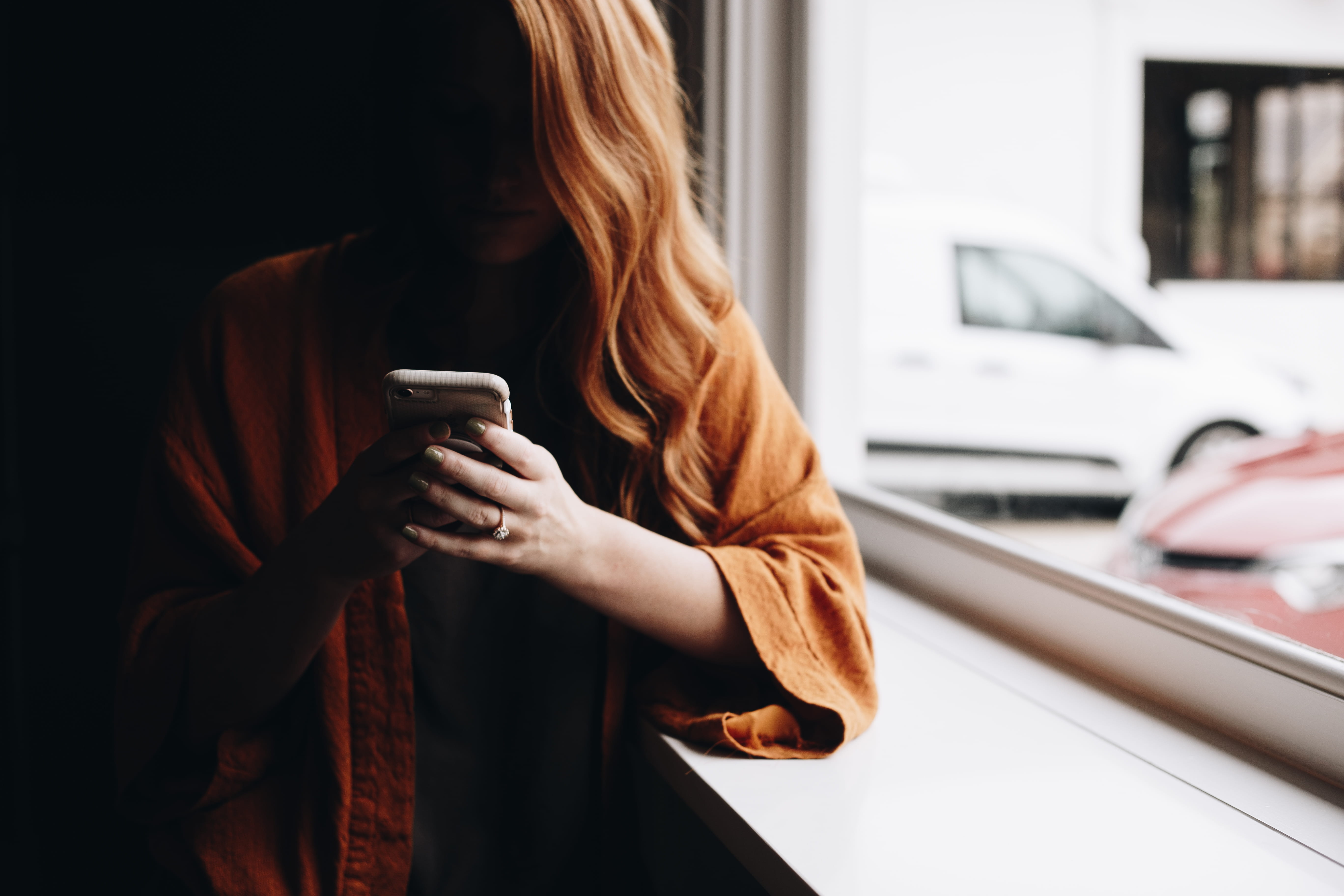 outdoors, telephone, woman, fall, communication, young Adult, caucasian Ethnicity, women, technology, connection, using Phone, red head, 5K, wedding ring, HD Wallpaper