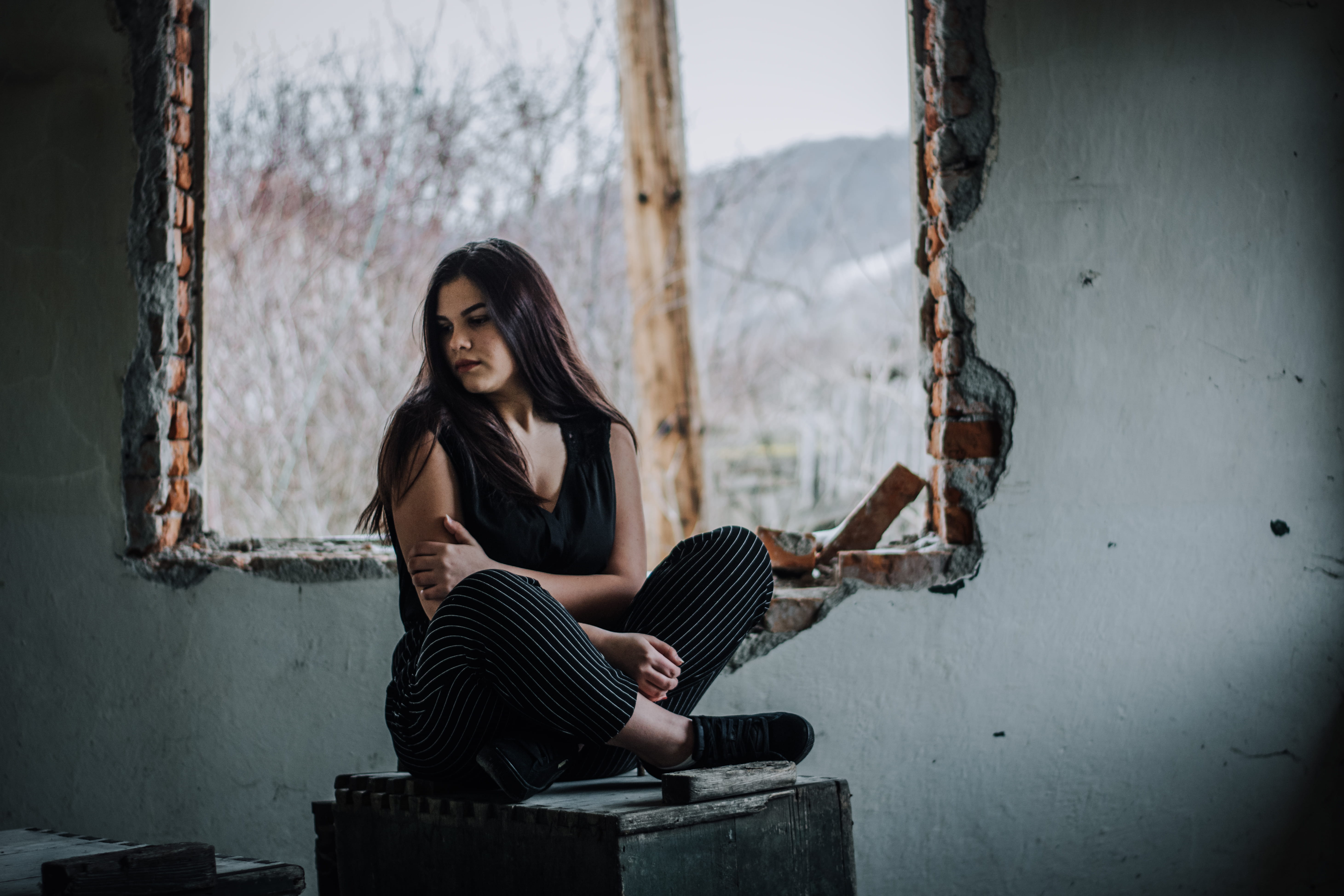 beauty, looking at camera, top, abandoned building, box, hair, day, one person, brunette, wooden, outdoors, looking away, lifestyles, hairstyle, leisure activity, HD Wallpaper