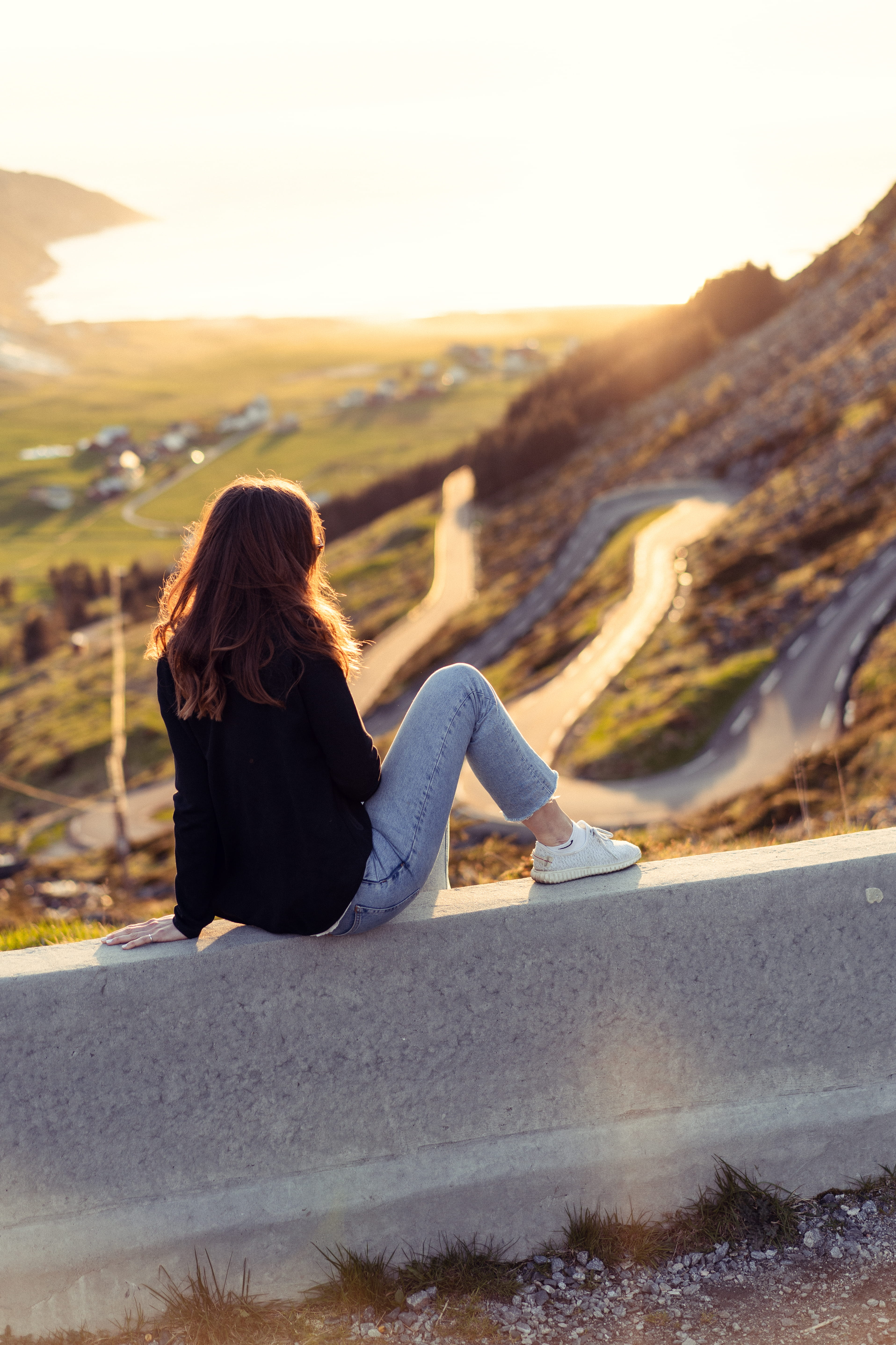 rear view, ledge, full length, mountain, beauty in nature, blonde, looking out, people, nature, sky, glow, girl, female, adult, sitting, lifestyles, leisure activity, Phone HD Wallpaper