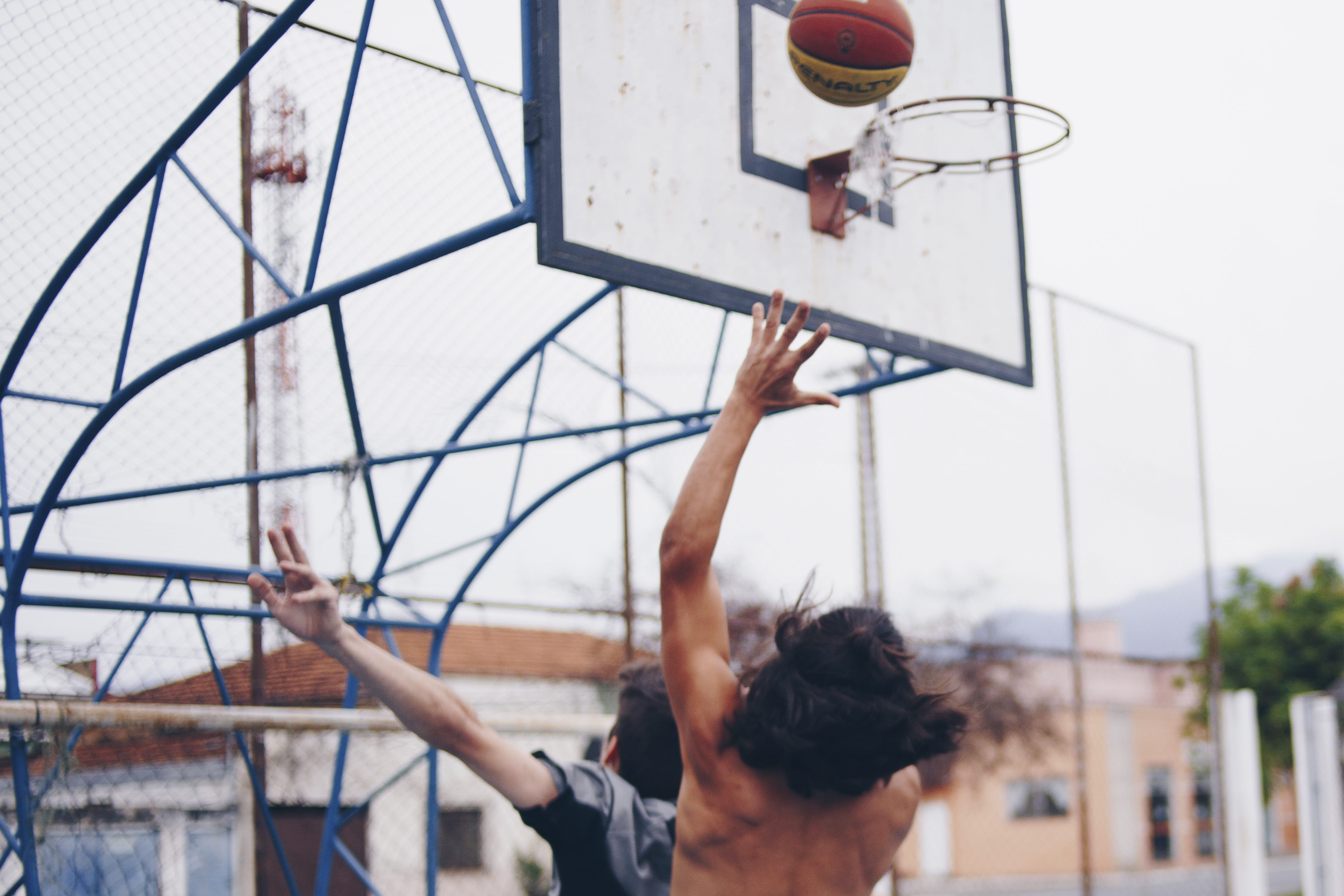 huddle, leisure activities, leisure activity, shorts, play, skill, sportsman, team sport, basketball hoop, daytime, basketball - sport, clothing, human arm, HD Wallpaper