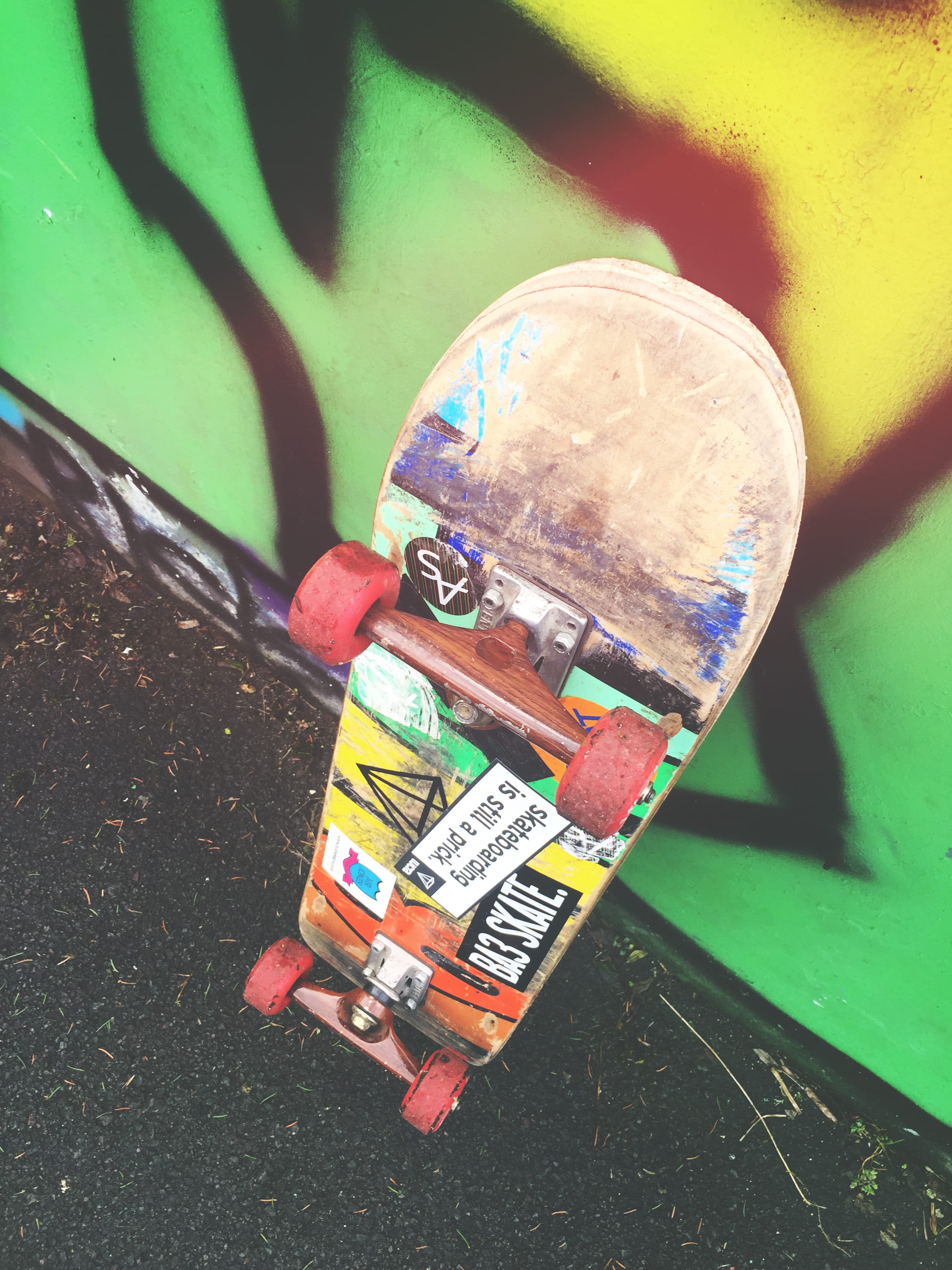 graffiti, green color, sphere, wall, still life, multi colored, skateboard, shadow, day, leaning, skatepark, city, no people, outdoors, close-up, nature, Phone HD Wallpaper