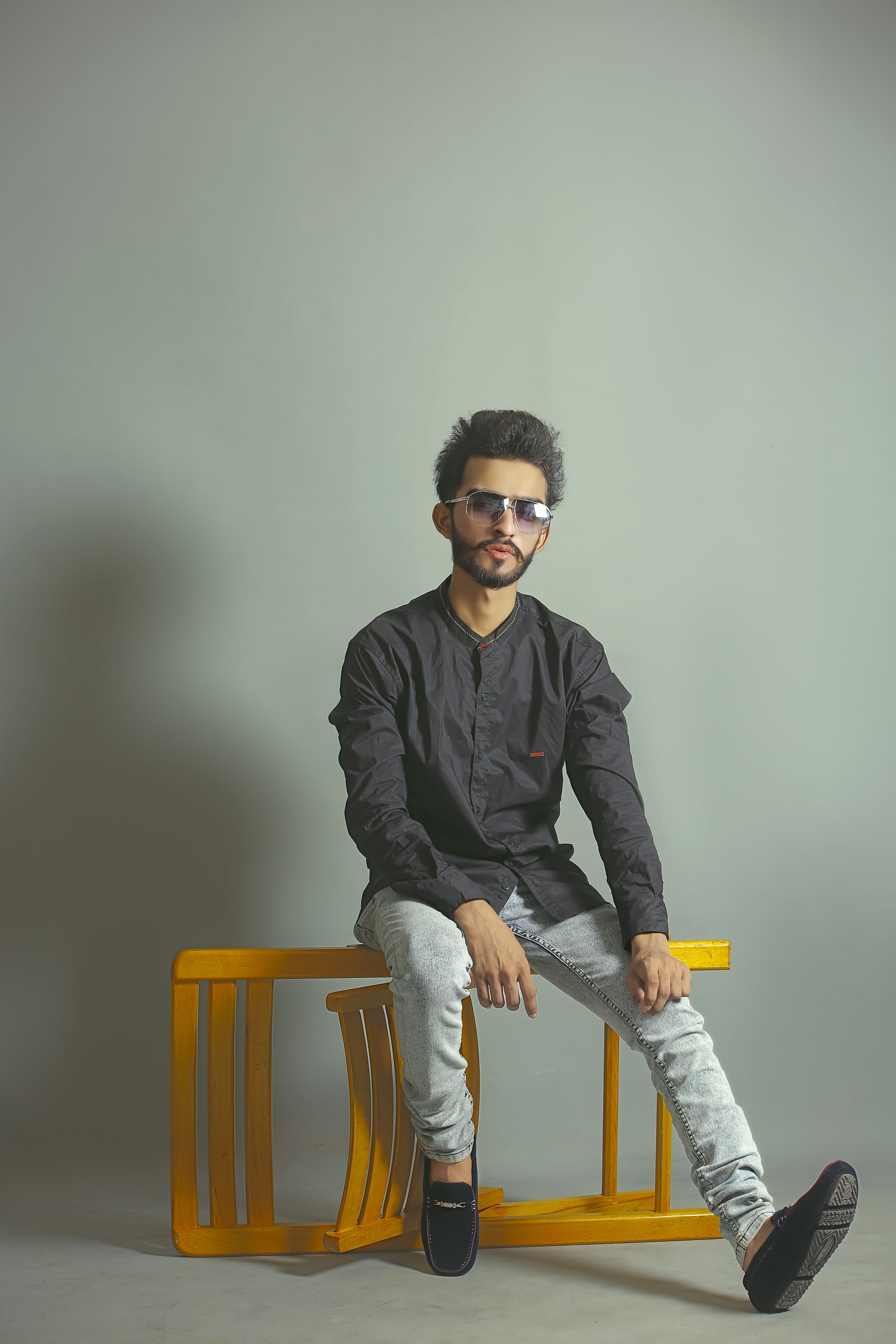 wall - building feature, fashion, looking at camera, indoors, 5K, lifestyles, seat, photoshoot, full length, casual clothing, portrait, sitting, chair, Phone HD Wallpaper