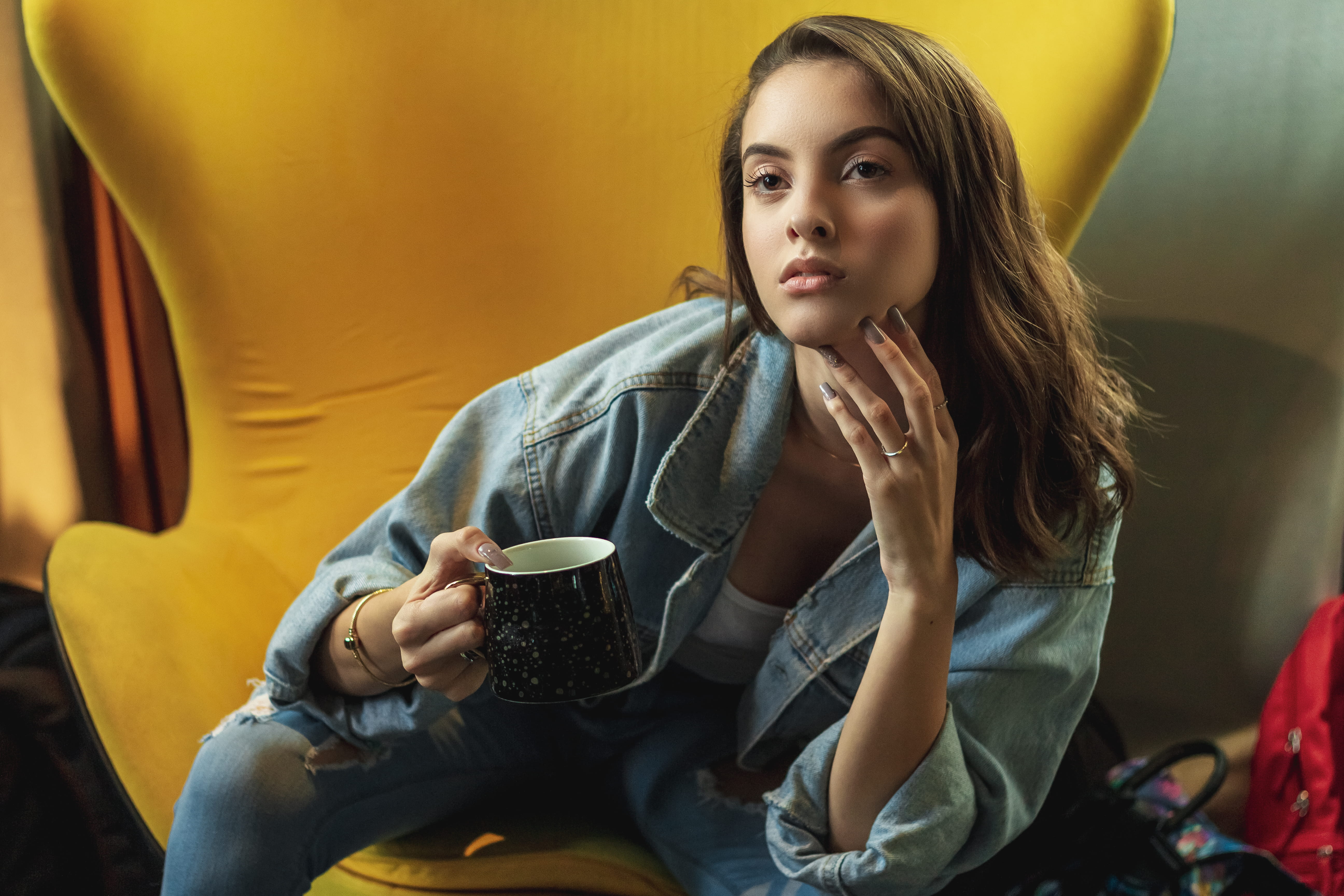 woman, coffee cup, model, facial expression, drink, fashionable, hair, three quarter length, casual clothing, female, sit, posing, sitting, makeup, young adult, HD Wallpaper