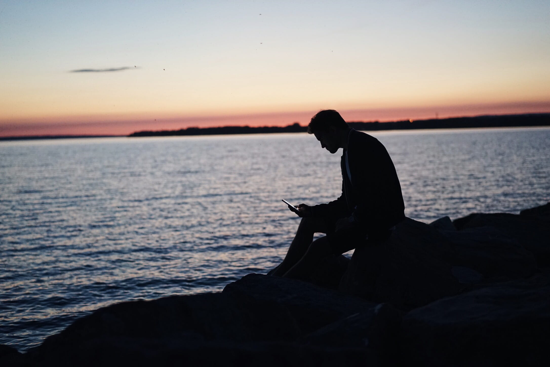 horizon, front, beauty in nature, one Person, adult, outdoors, lifestyles, shoreline, sitting, nature, tranquility, tranquil Scene, ocean, relaxation, dusk, HD Wallpaper