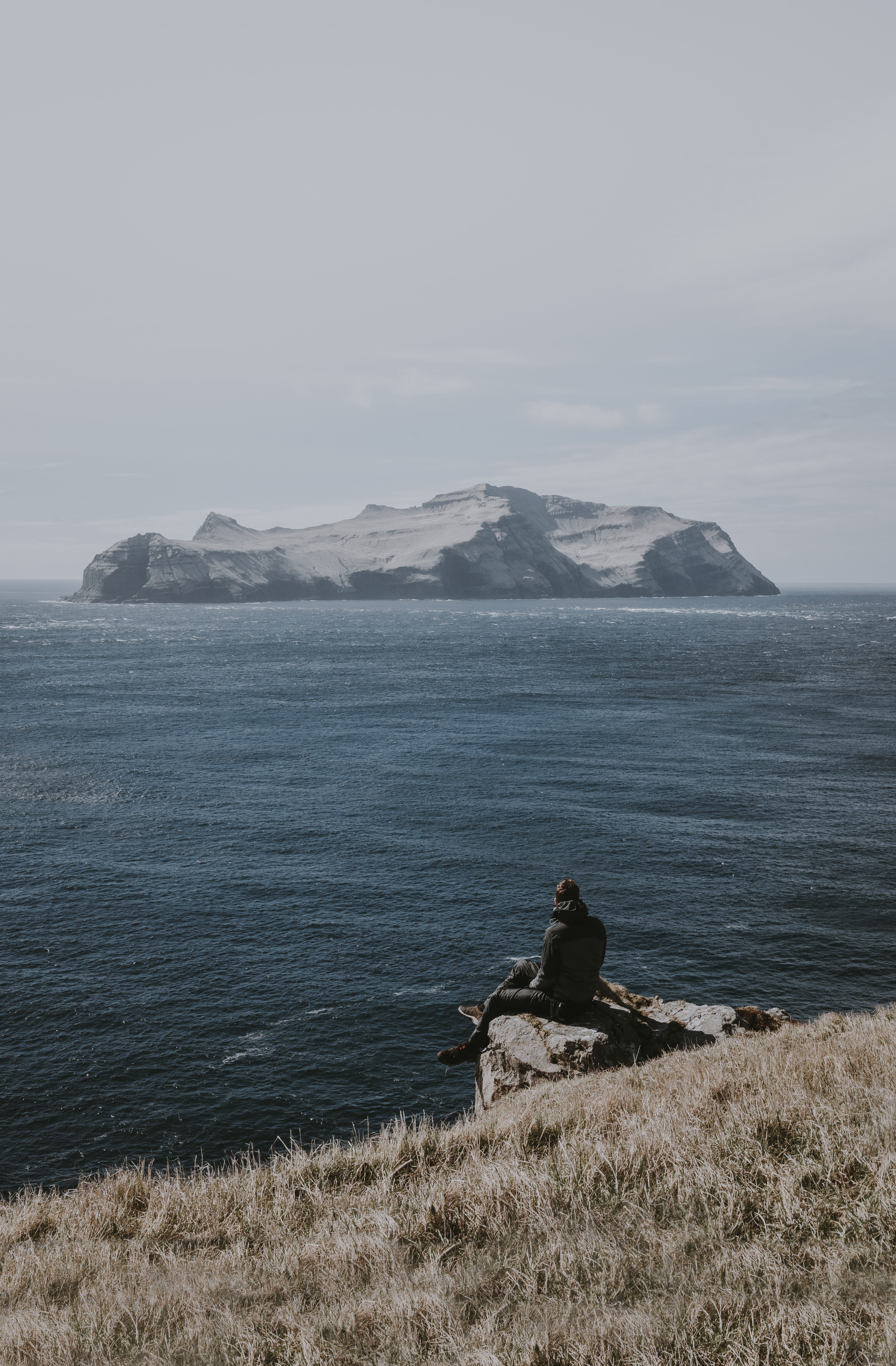 ocean, gasadalur, outdoors, people, scenics - nature, rock - object, solid, formation, sea, island, grass, rear view, horizon over water, edge, ledge, water, Phone HD Wallpaper