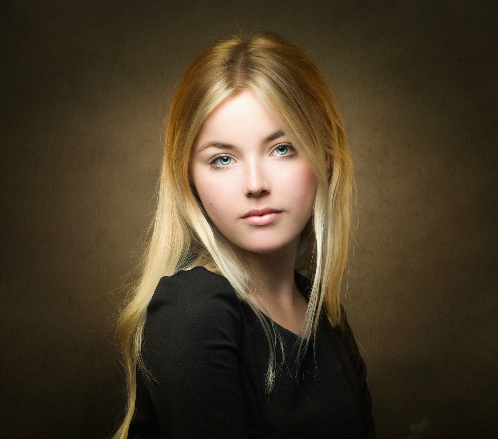 colored background, human hair, 1080P, long hair, hair, one person, depth of field, beautiful woman, front view, looking at viewer, blond hair, black background, HD Wallpaper