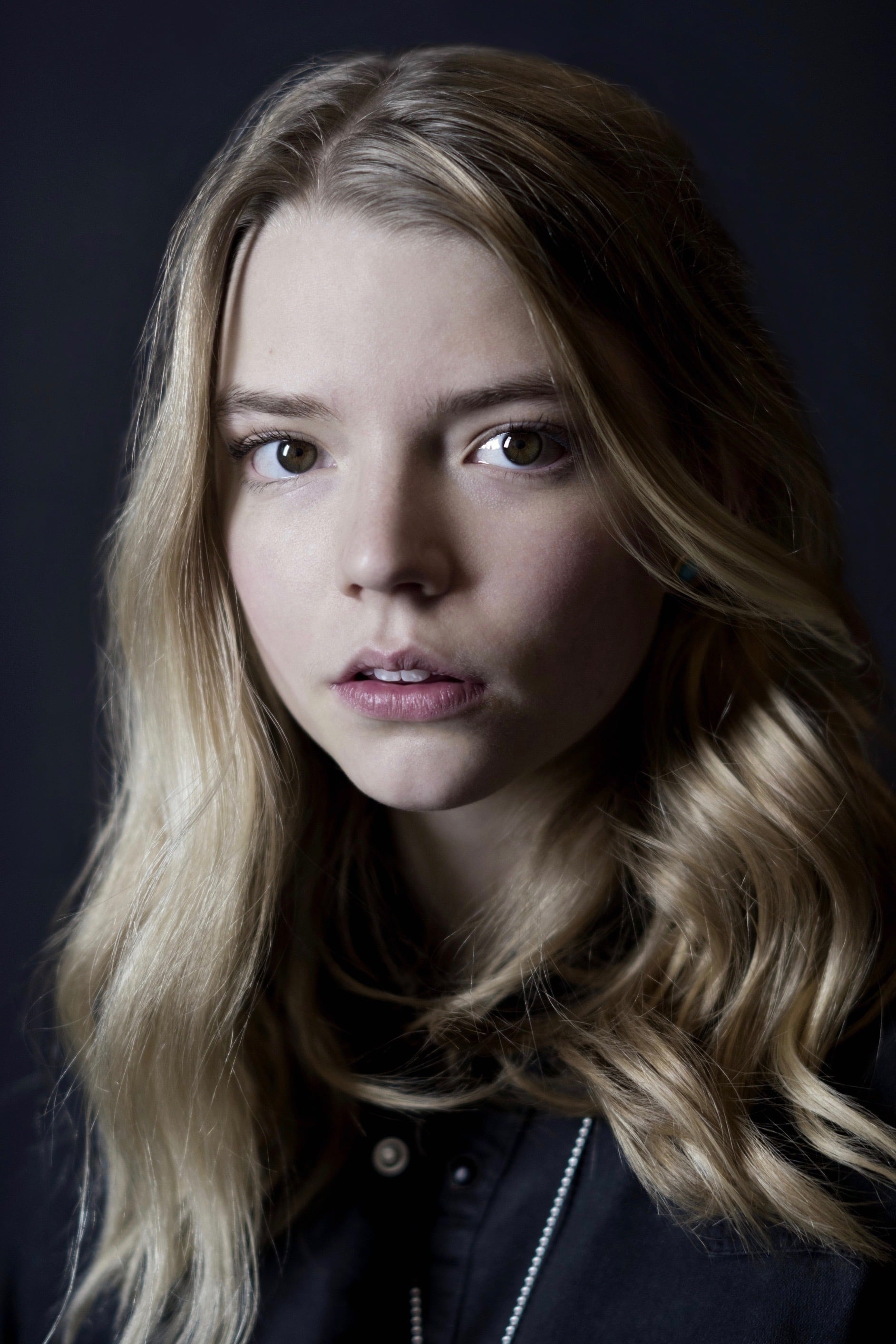 2K, Anya Taylor-Joy, simple background, actress, long hair, blonde, face, women, Phone HD Wallpaper