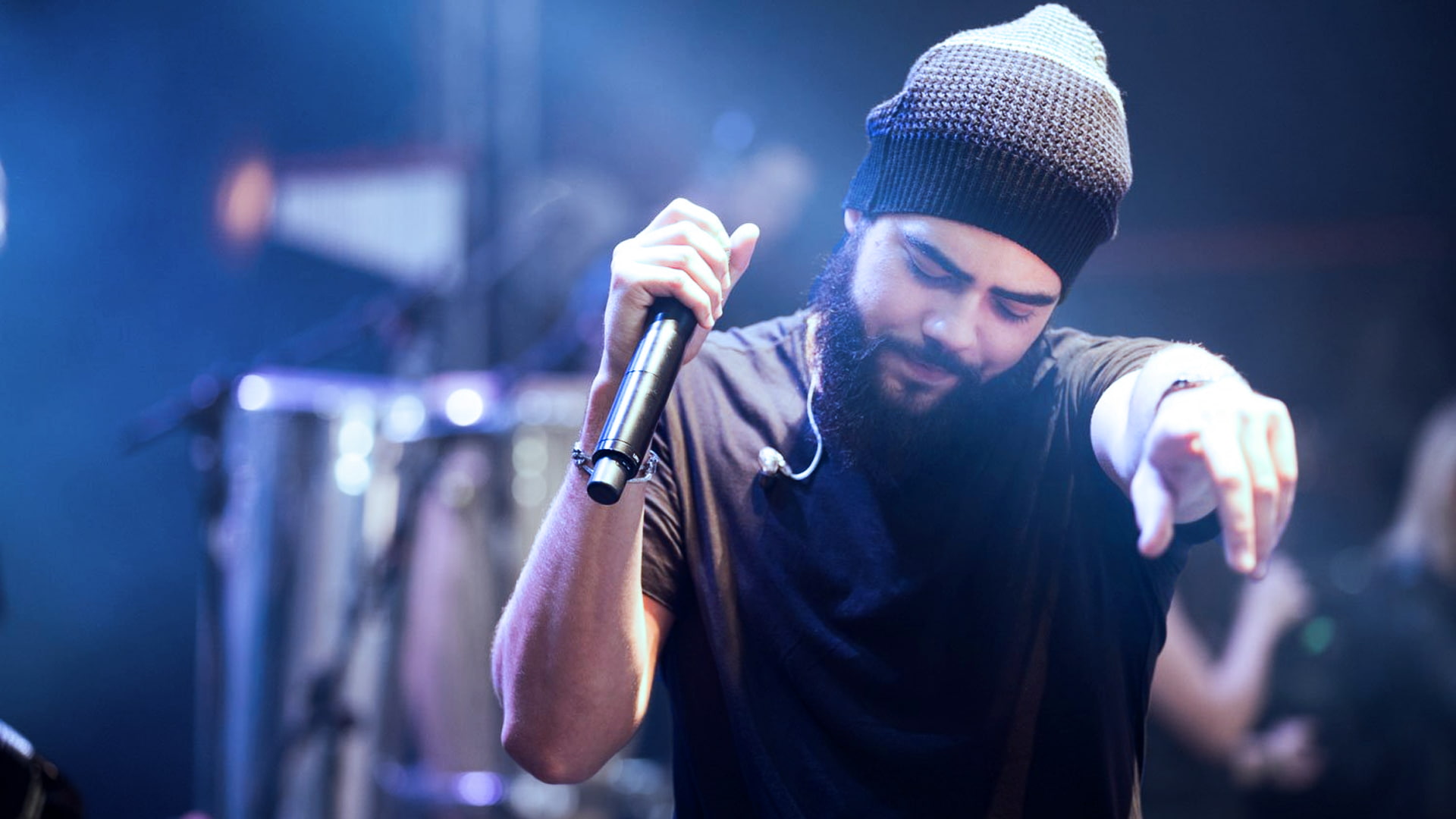 indoors, stage, young adult, one person, young men, festival, artist, Henrique, popular music concert, enjoyment, skill, live event, dark, youth culture, HD Wallpaper