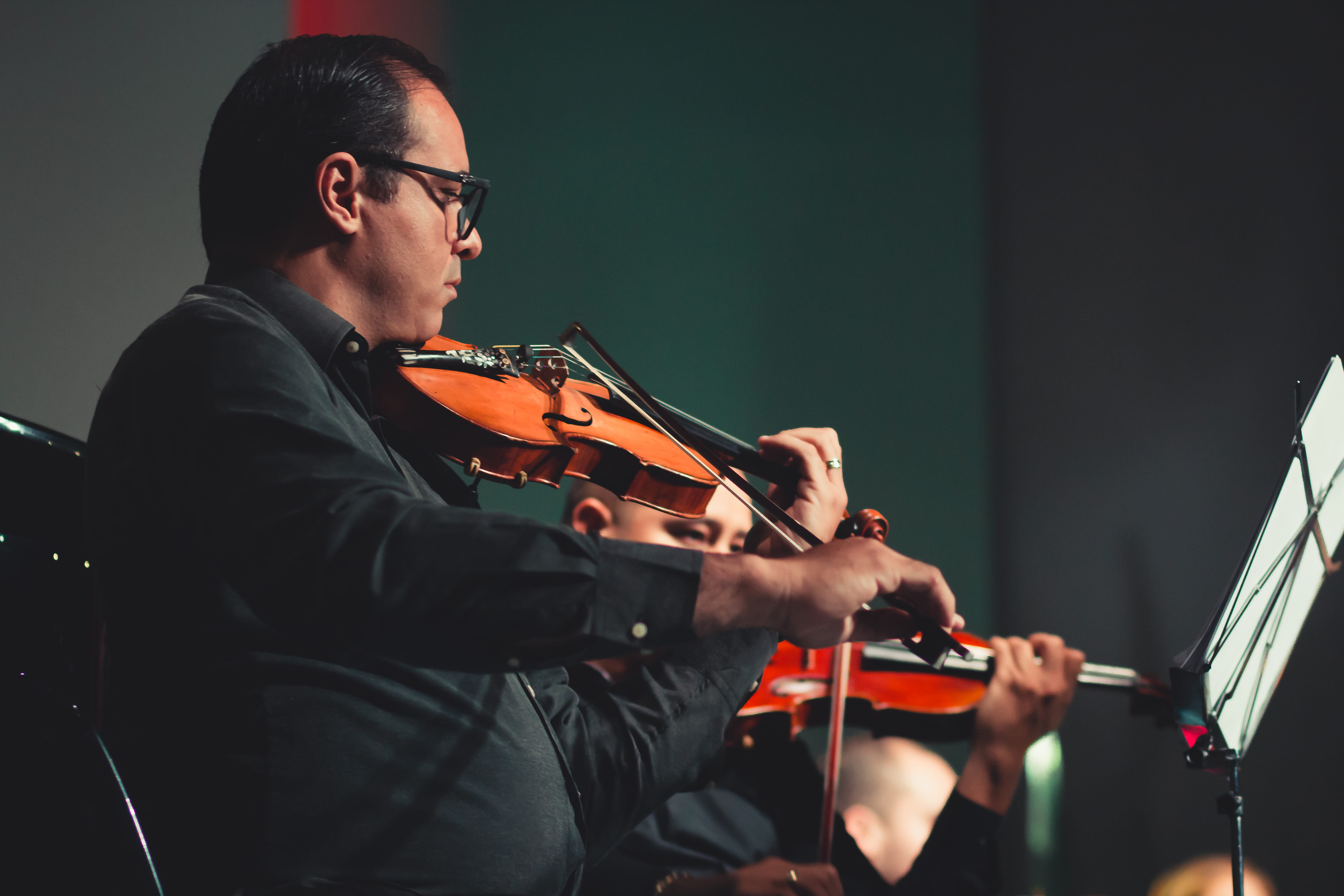 stage, indoors, mature adult, music, 5K, instrument, artist, sitting, violin, playing, musical, musical equipment, concert, plucking an instrument, string, HD Wallpaper