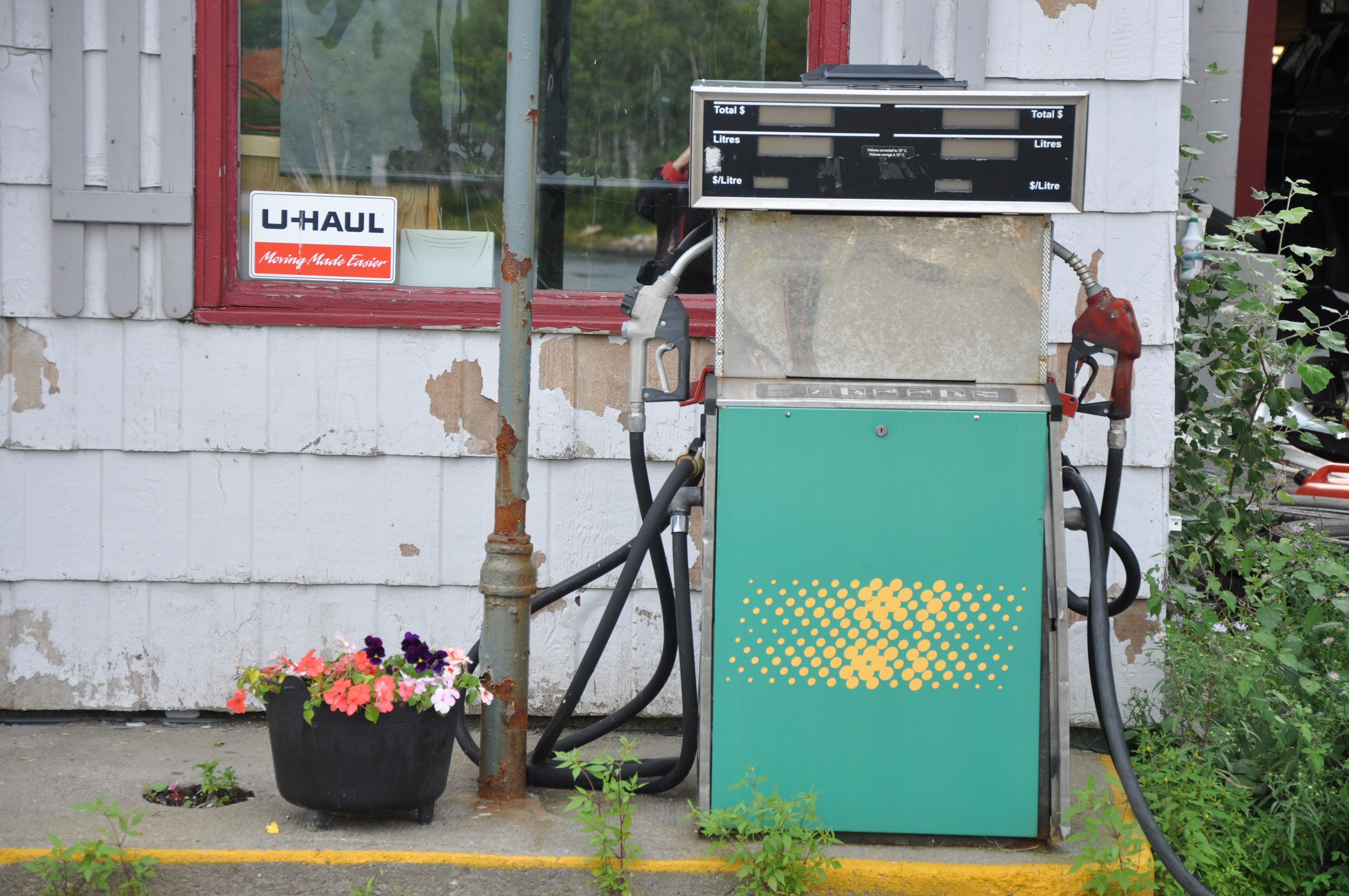 nature, decay, flower pot, outdoors, Canada, communication, built structure, sign, architecture, refueling, old gas station, outdoor, fuel pump, flowering plant, HD Wallpaper
