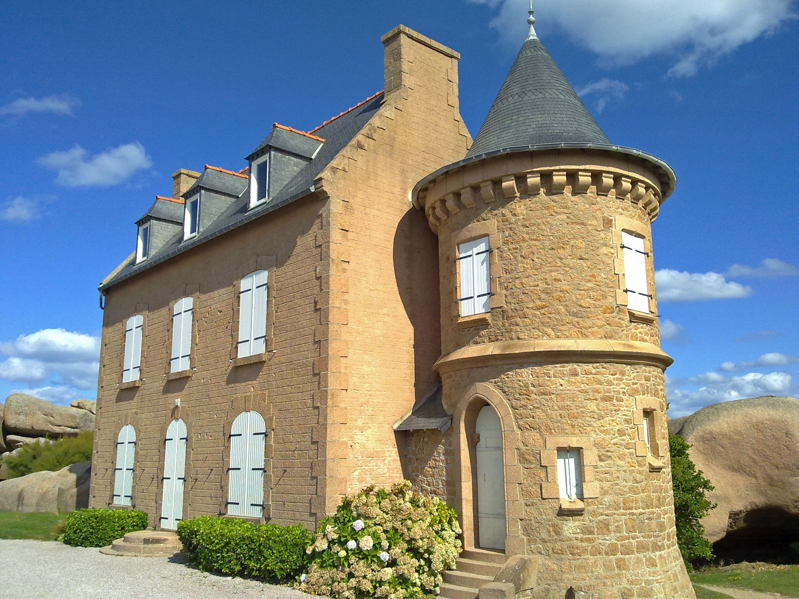 architecture, no people, sunlight, tower, côte de granit rose, the past, breton home, 2K, blue, plant, outdoors, low angle view, building, nature, europe, HD Wallpaper
