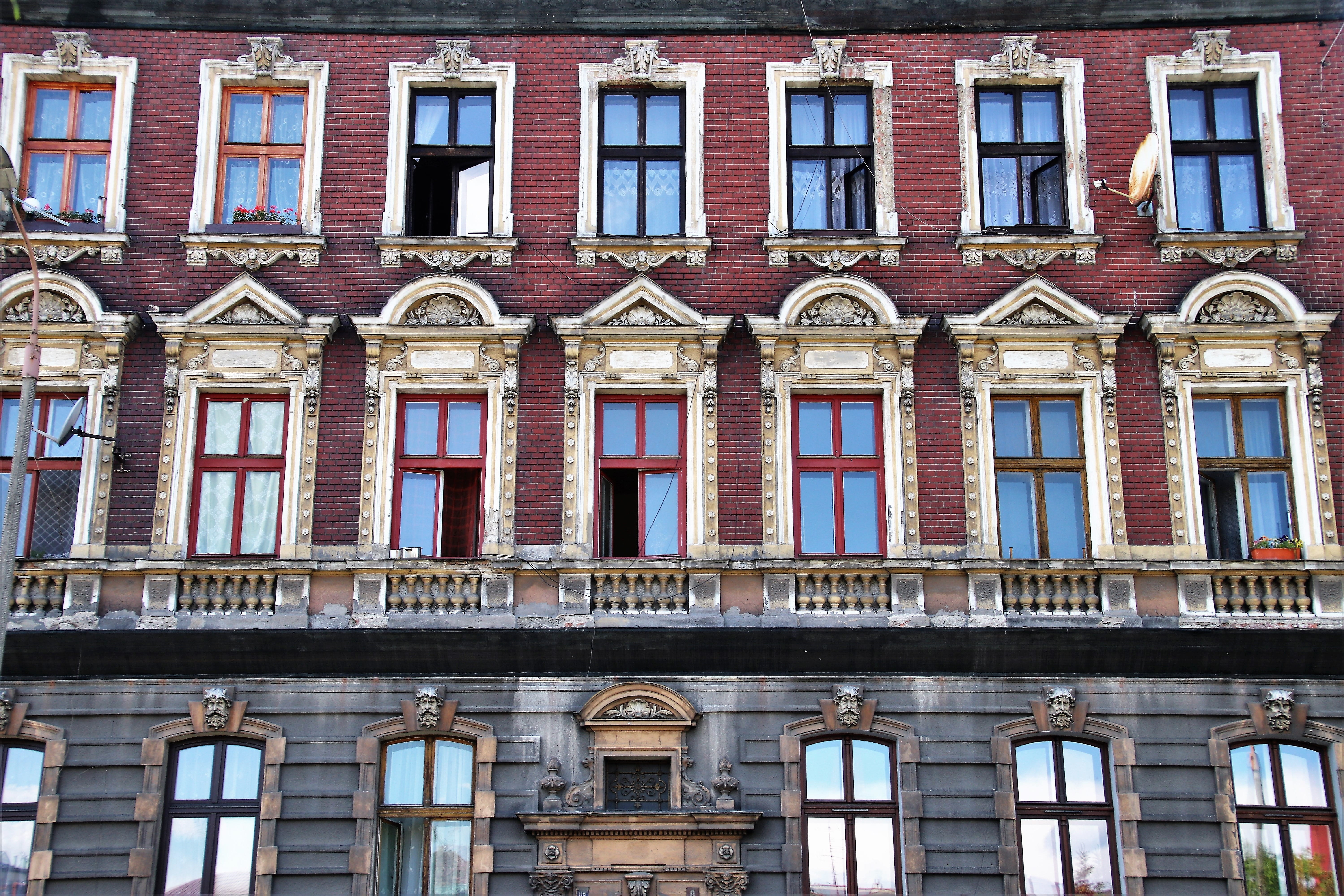 kamienica, building exterior, built structure, old, the past, facade, gray, outdoors, no people, sunlight, window sill, glass - material, apartment, monument, HD Wallpaper