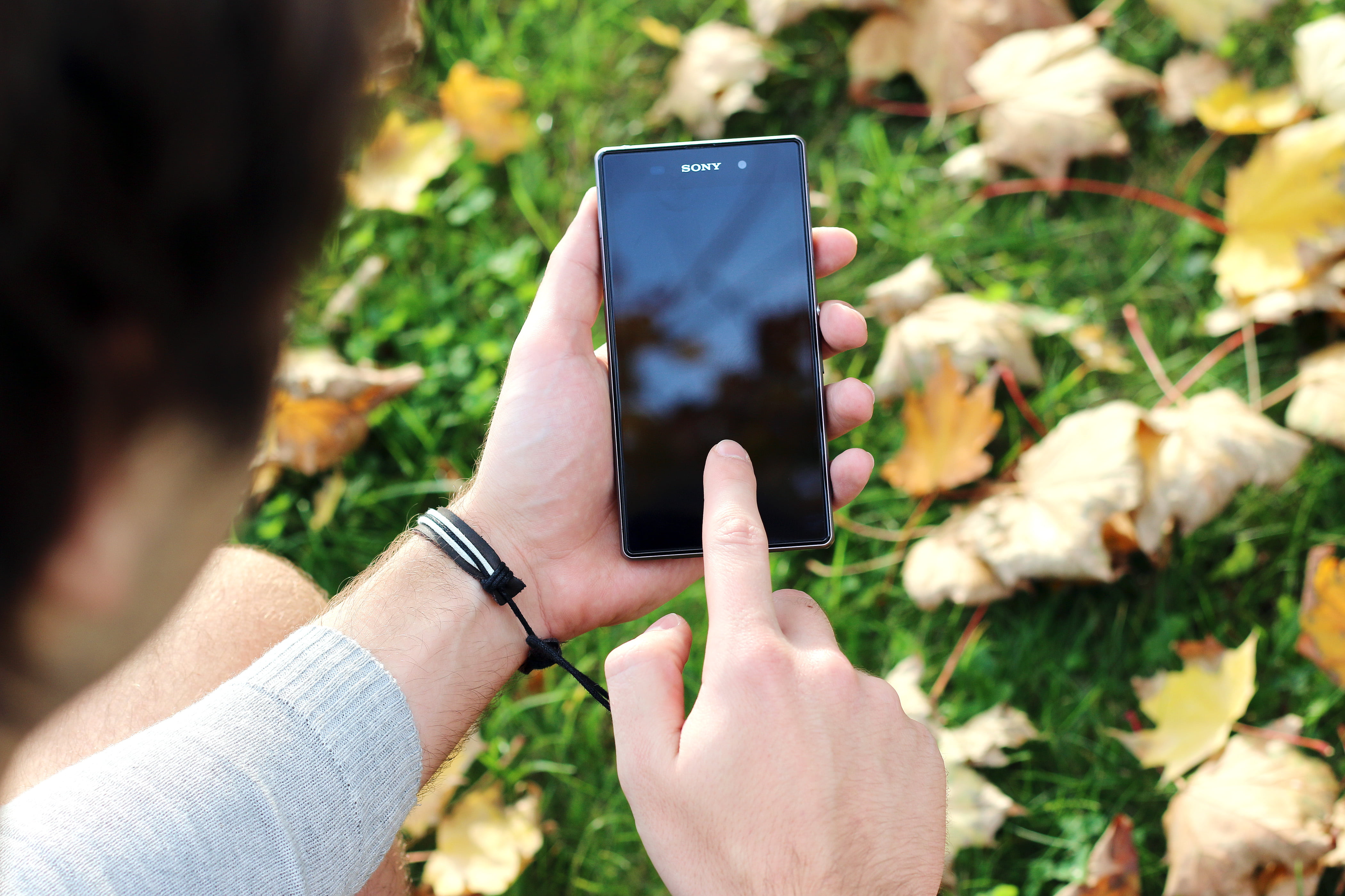leisure activity, day, lifestyles, human finger, wireless technology, hand, hands, close-up, leaves, outdoors, people, nature, adults only, 4K, human hand, HD Wallpaper