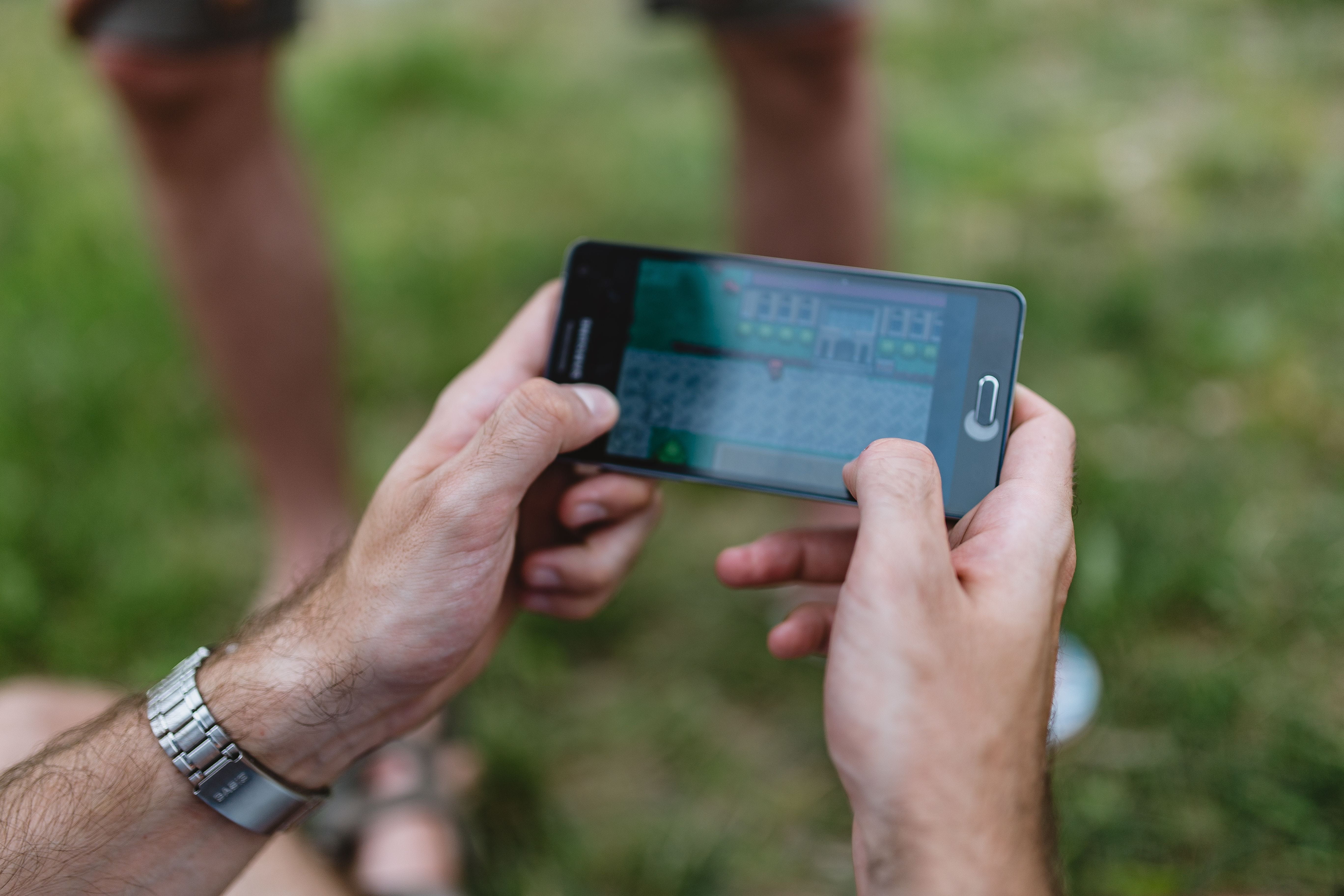 playing, finger, wireless Technology, fun, holding, one Person, outdoors, game, 5K, phone, smart phone, play, mobile, close-up, people, smartphone, mobile Phone, HD Wallpaper