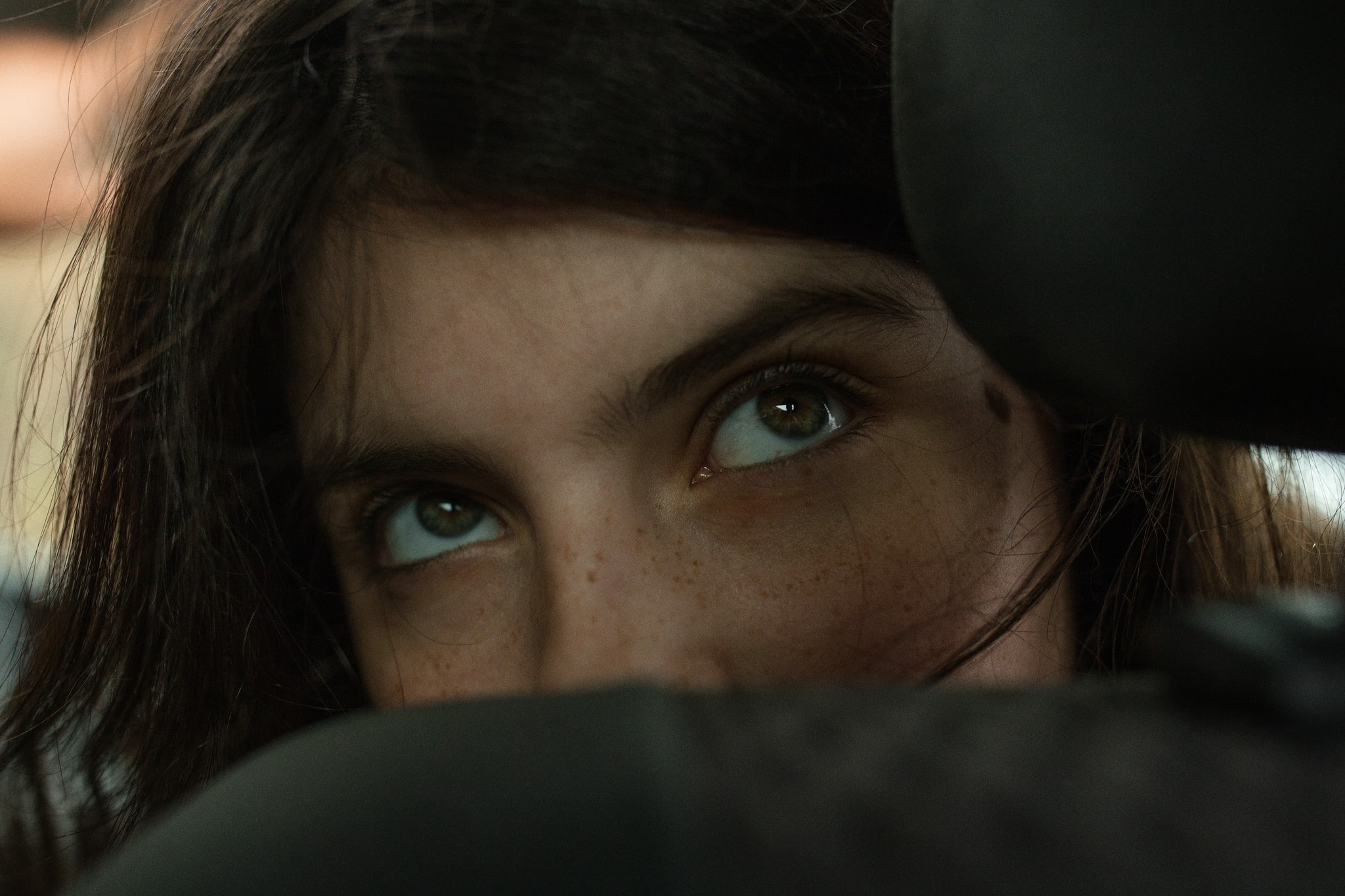 mole, women, face, brunette, 1080P, Raluca Vlad, closeup, freckles, Jesse Herzog, looking up, HD Wallpaper