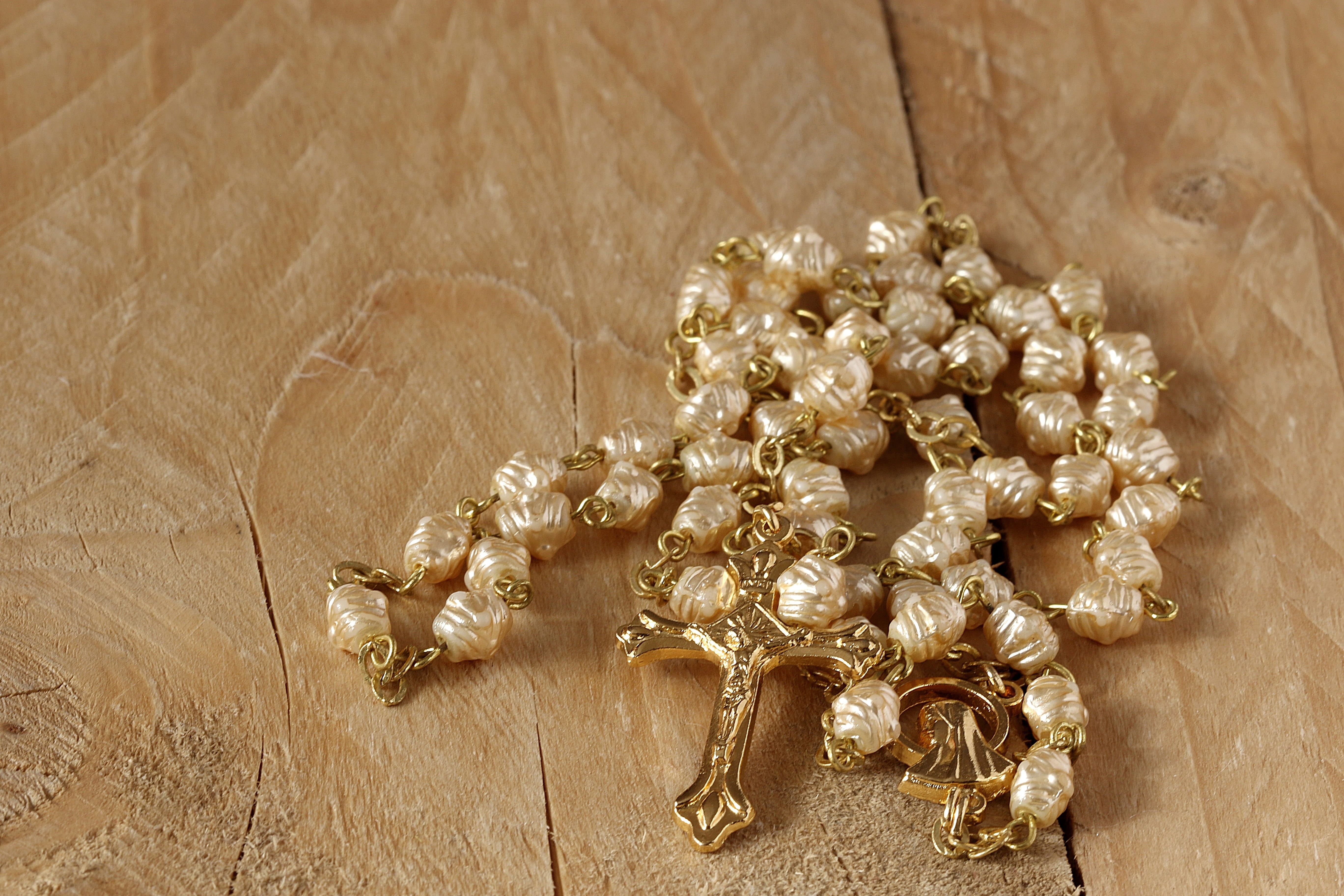 high angle view, fashion, Pray, the rosary, no people, church, Prayer, close-up, floral pattern, luxury, wood - material, jewelry, art and craft, wealth, HD Wallpaper