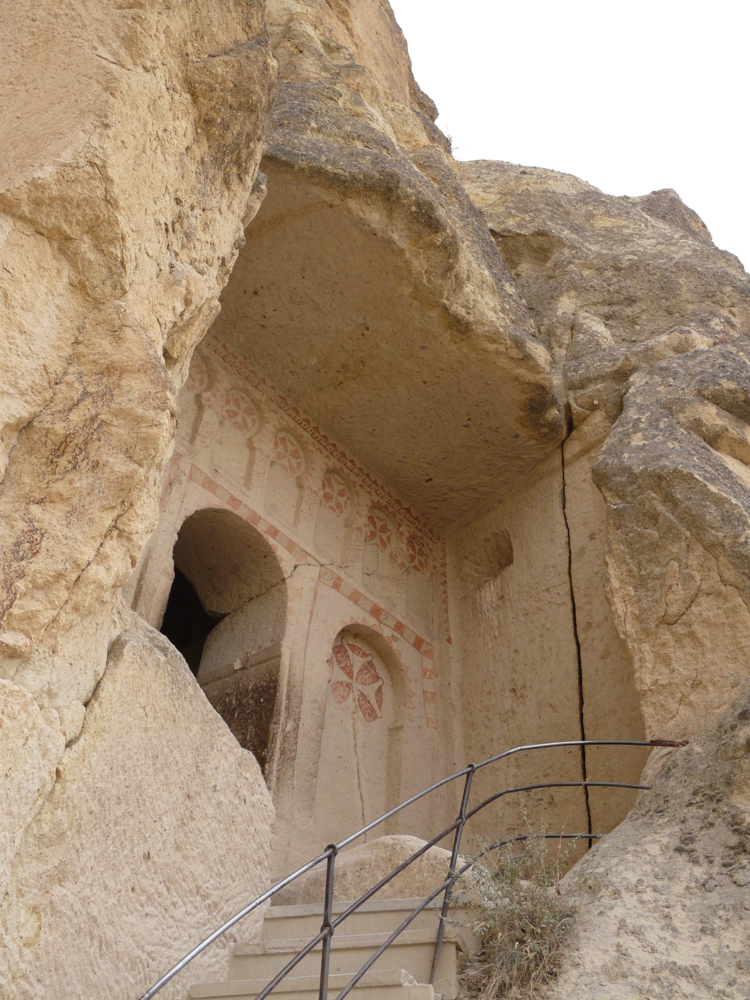 chapels, Göreme, steps and staircases, christianity, built structure, day, deterioration, cappadocia, göreme open air museum, arch, old, no people, rock, Phone HD Wallpaper