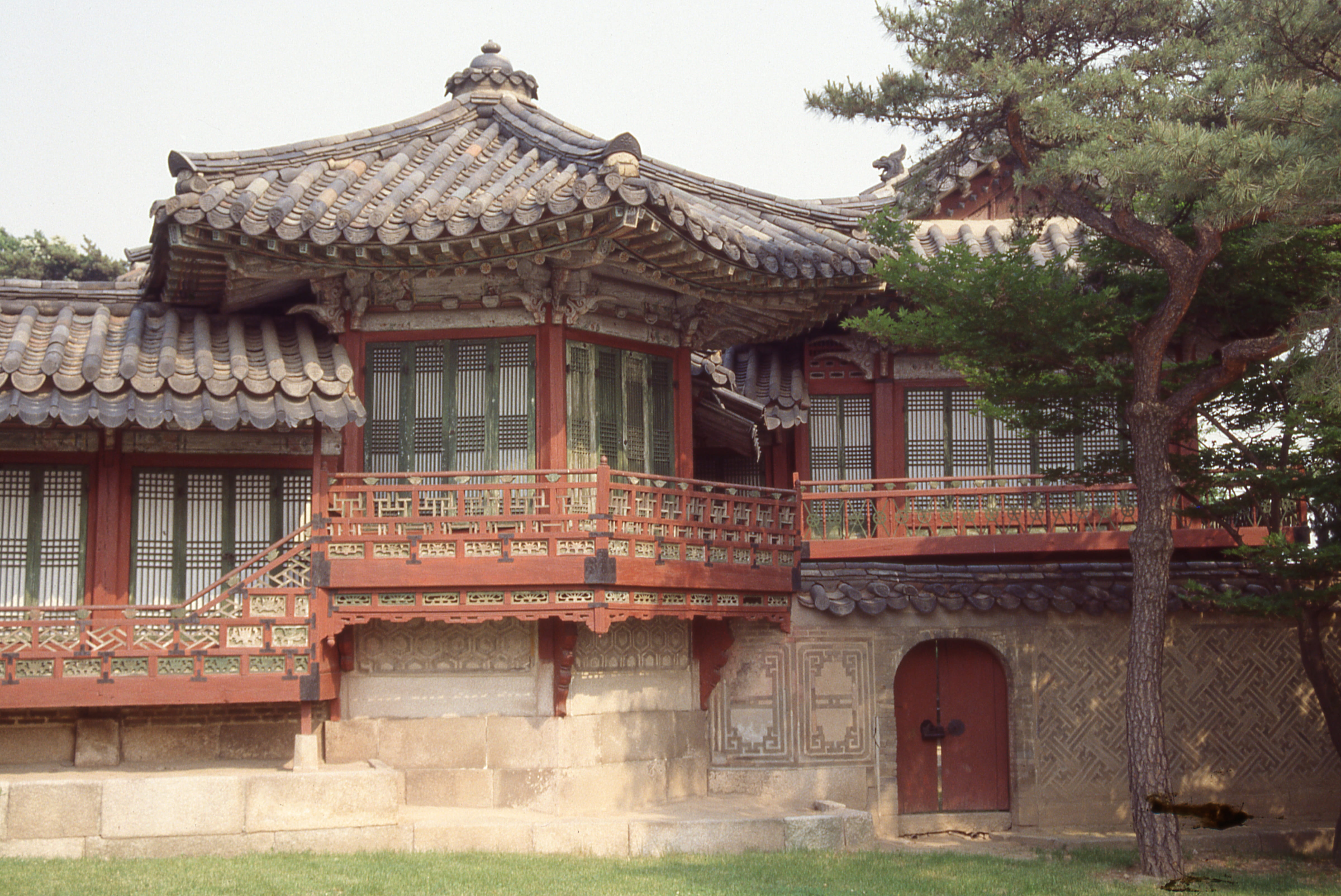 4K, korea, day, seoul, history, entrance, old, the past, nature, belief, south korea, changdeokgung, building, architecture, building exterior, plant, HD Wallpaper