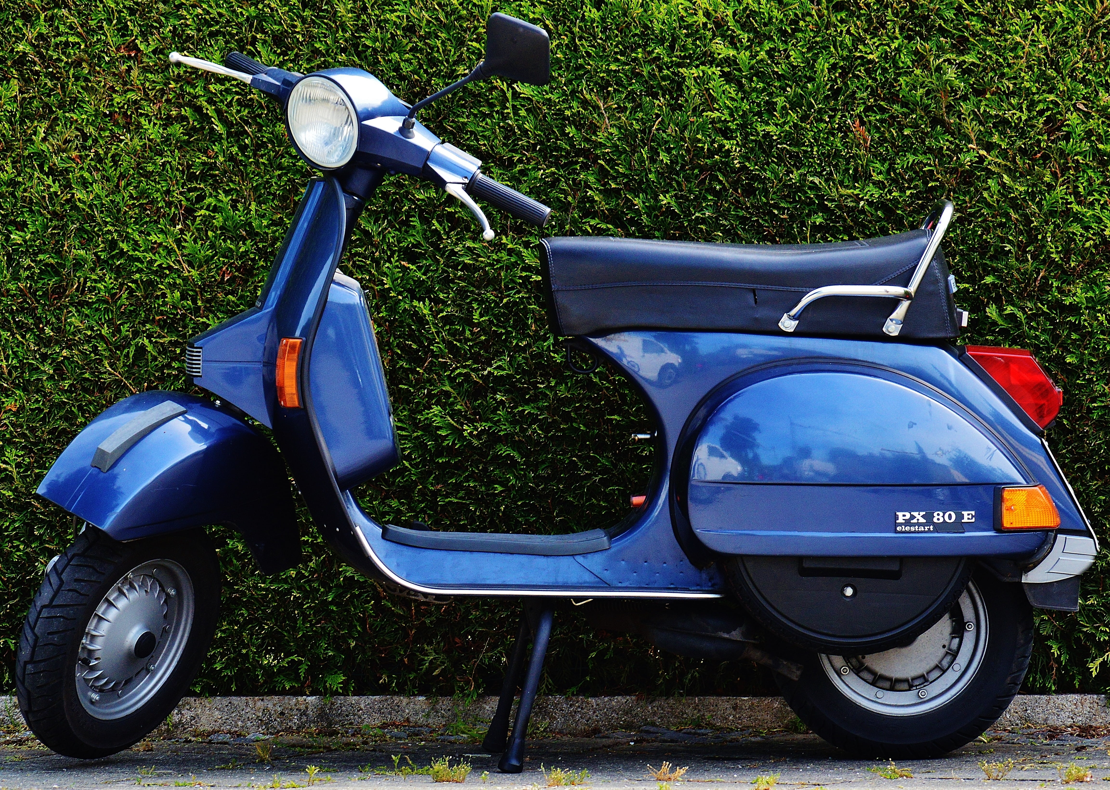 travel, headlight, day, parking, cult, transportation, technology, roller, moped, mode of transportation, 4K, vehicle, chrome, plant, nature, motor, outdoors, HD Wallpaper