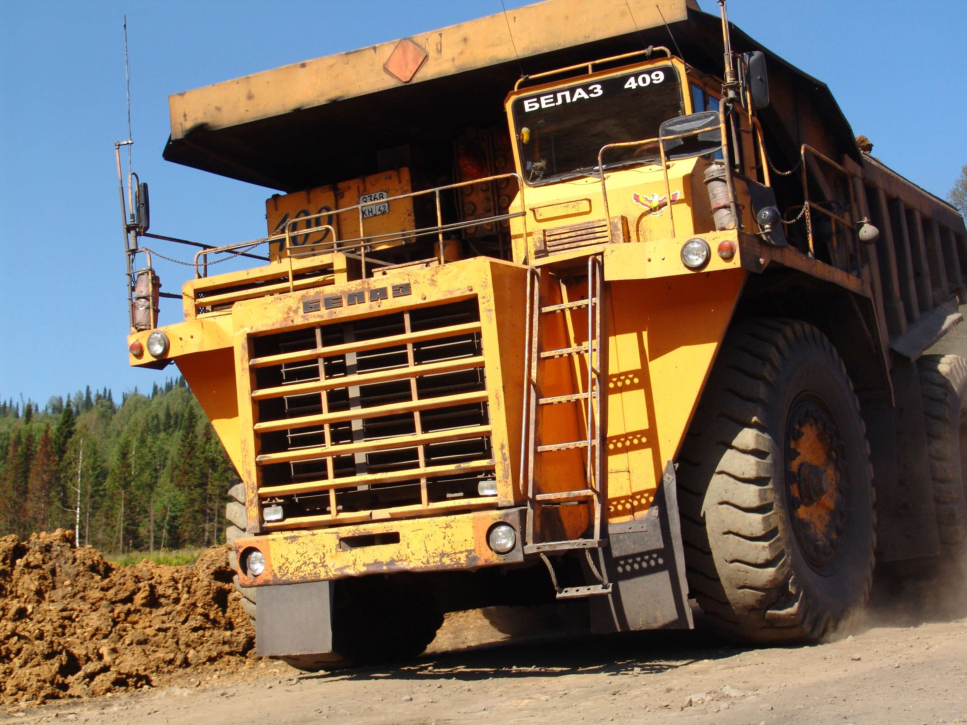 stationary, gigantic proportions, minerals, motor vehicle, work, nature, sunlight, sunny day, commercial land vehicle, no people, wheel, sky, industry, HD Wallpaper