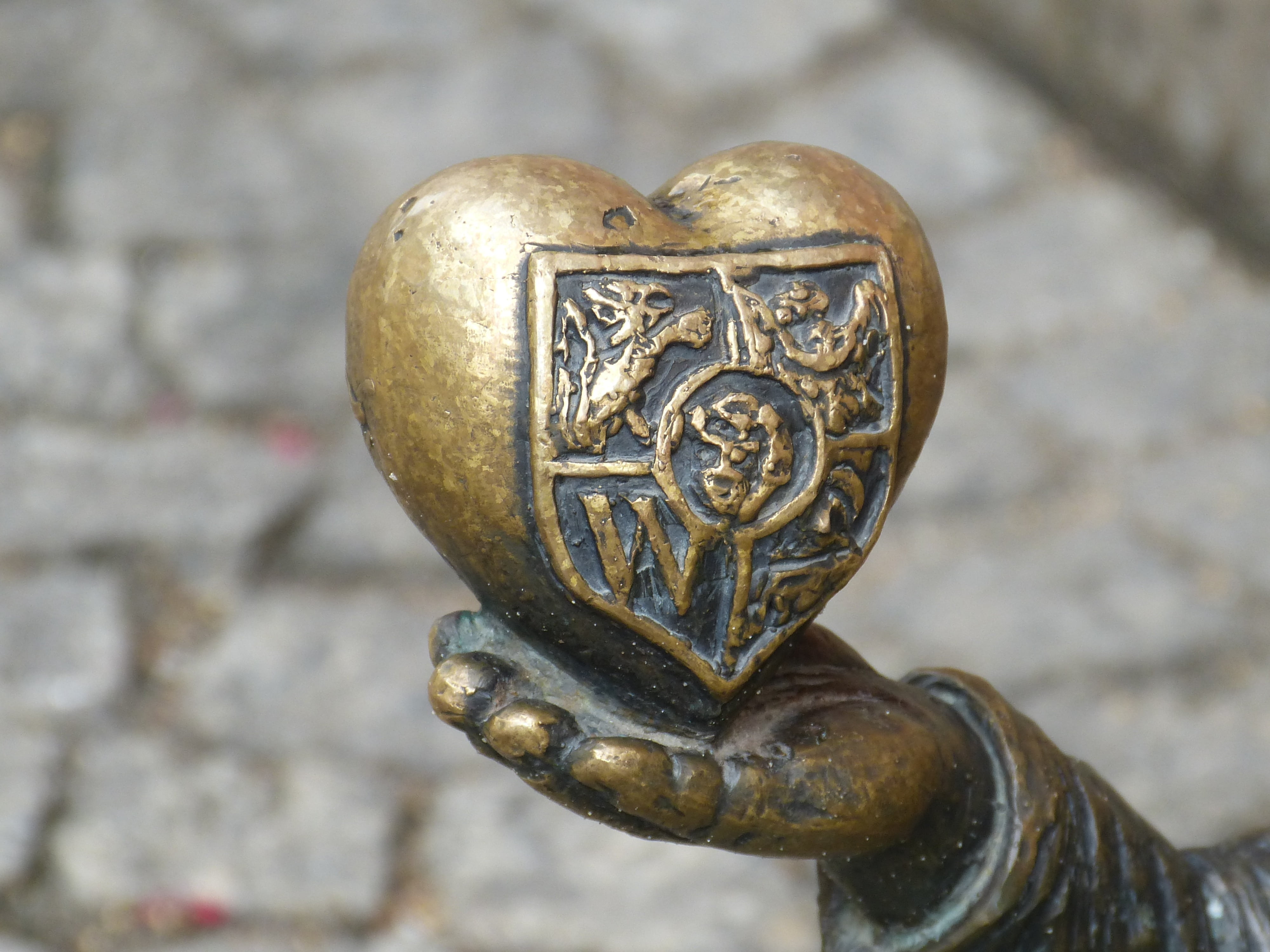 gold, ornament, black, creativity, wrocław, gold colored, art and craft, outdoors, marketplace, no people, body part, kobold, ornate, heart, wroclaw, single object, HD Wallpaper